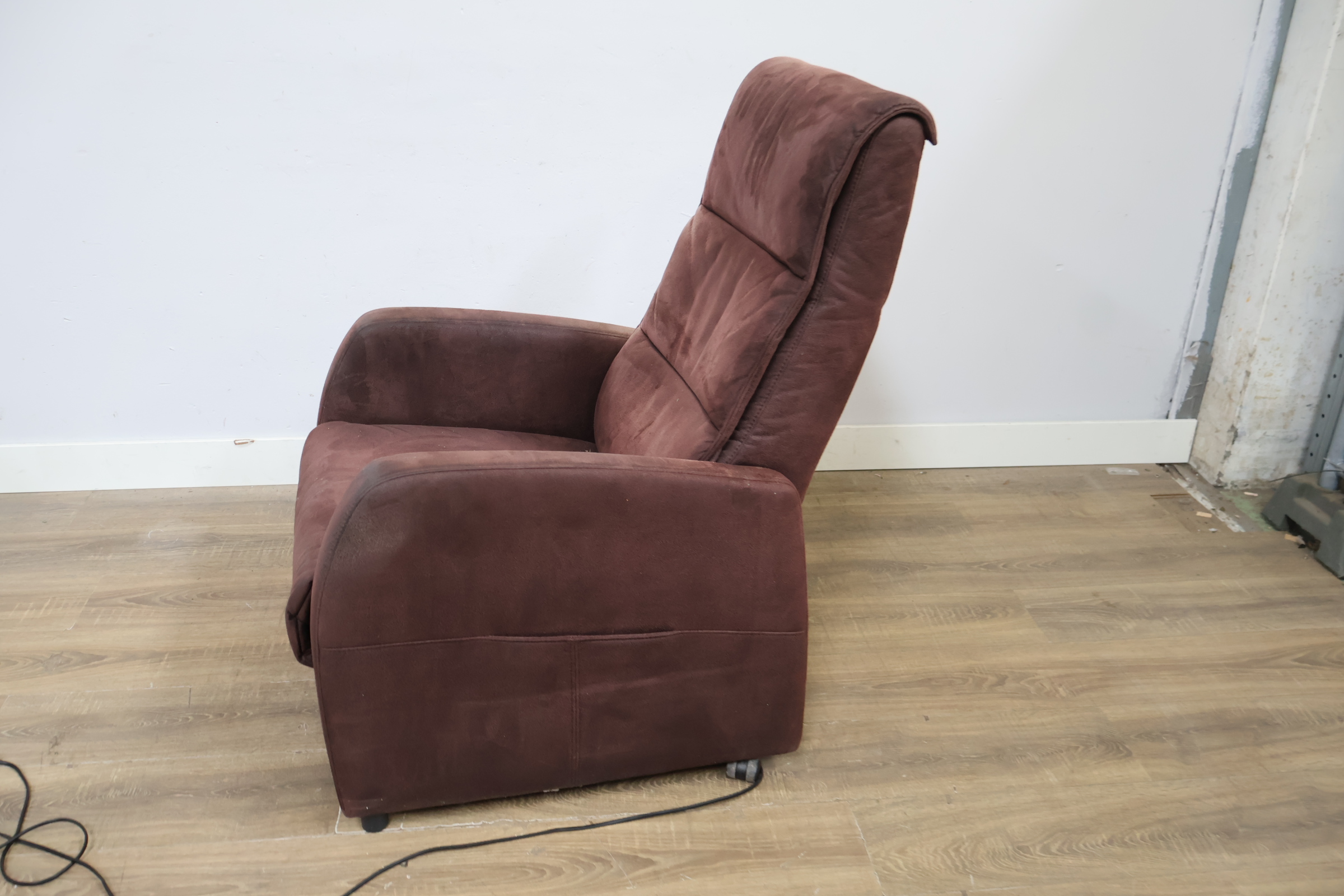 Bruine elektrische relaxfauteuil – foto 8 – kavel bij GSD Auctions, Zoeterwoude