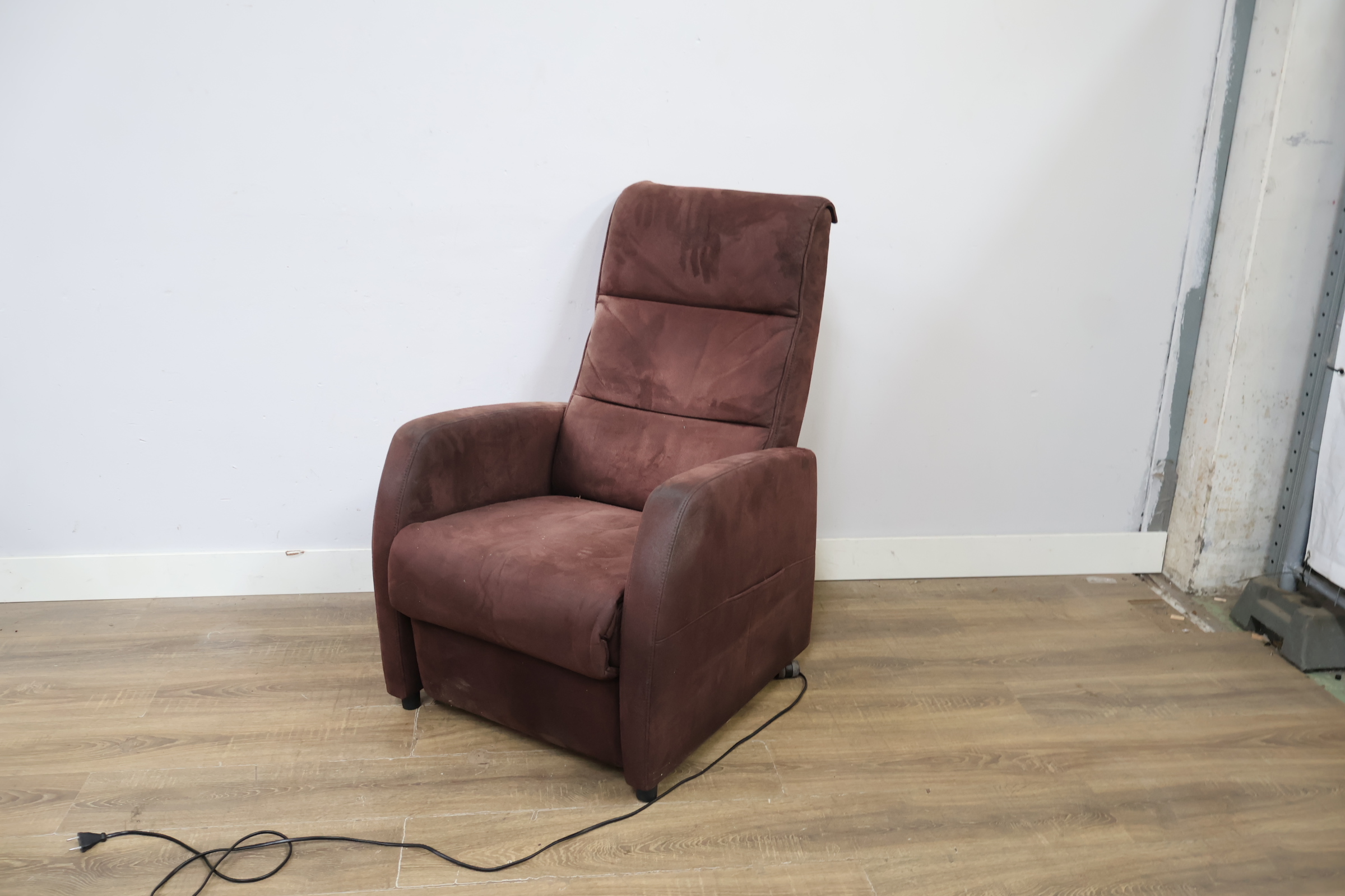 Bruine elektrische relaxfauteuil – foto 9 – kavel bij GSD Auctions, Zoeterwoude