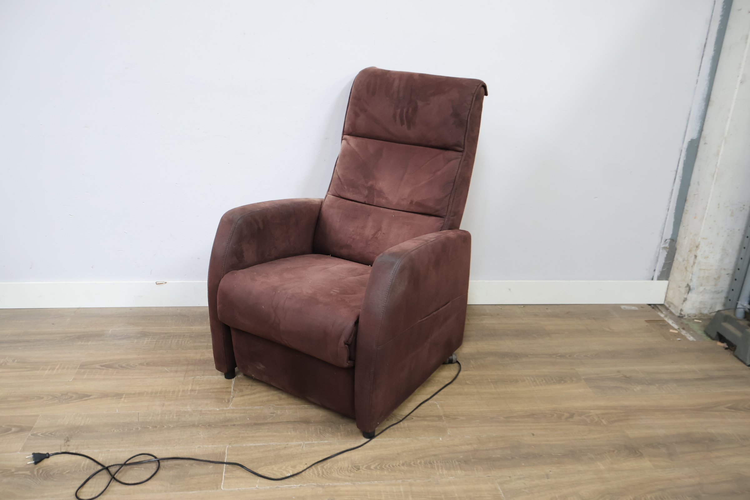 Bruine elektrische relaxfauteuil – foto 10 – kavel bij GSD Auctions, Zoeterwoude