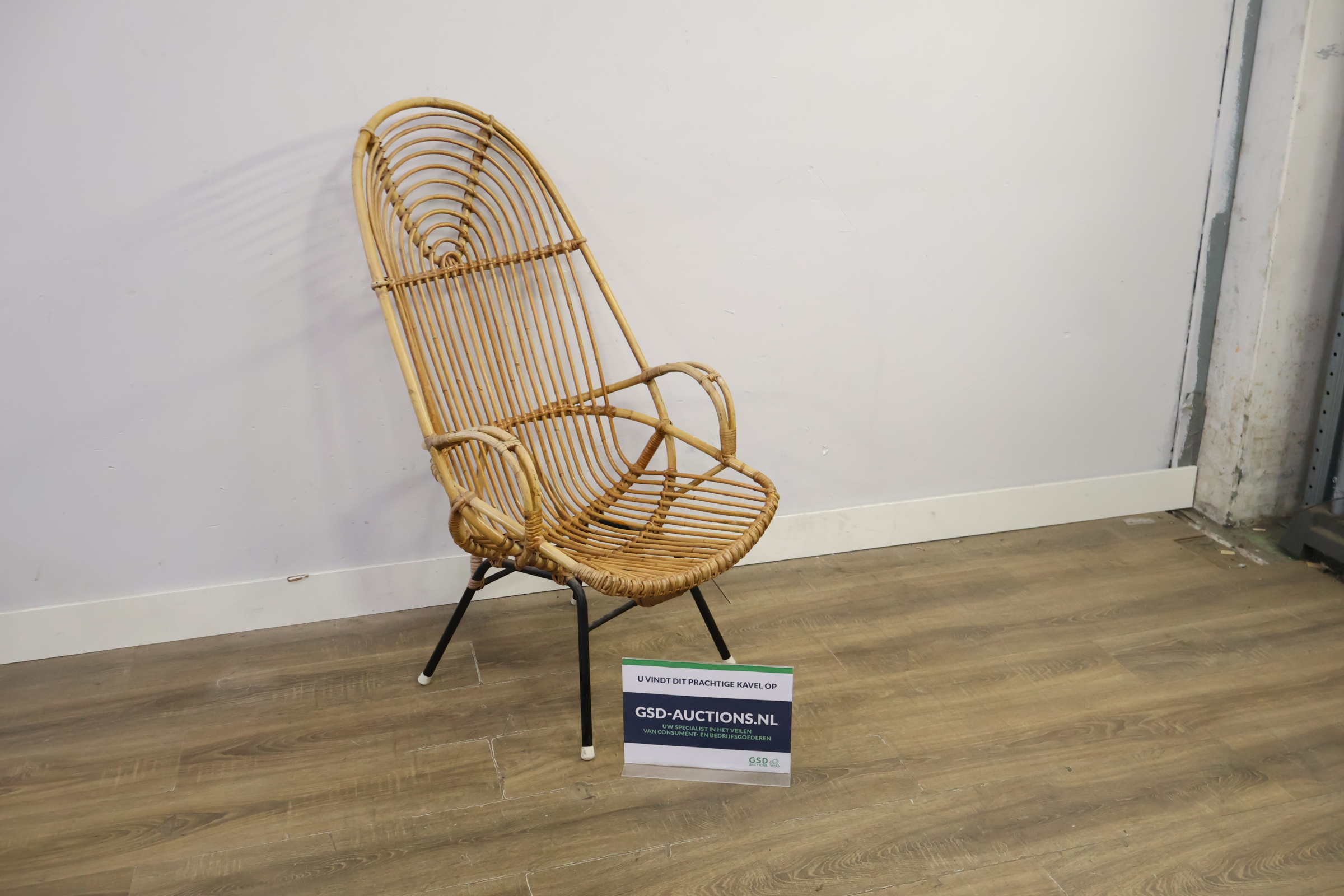 Rotan fauteuil met metalen poten – foto 2 – kavel bij GSD Auctions, Zoeterwoude