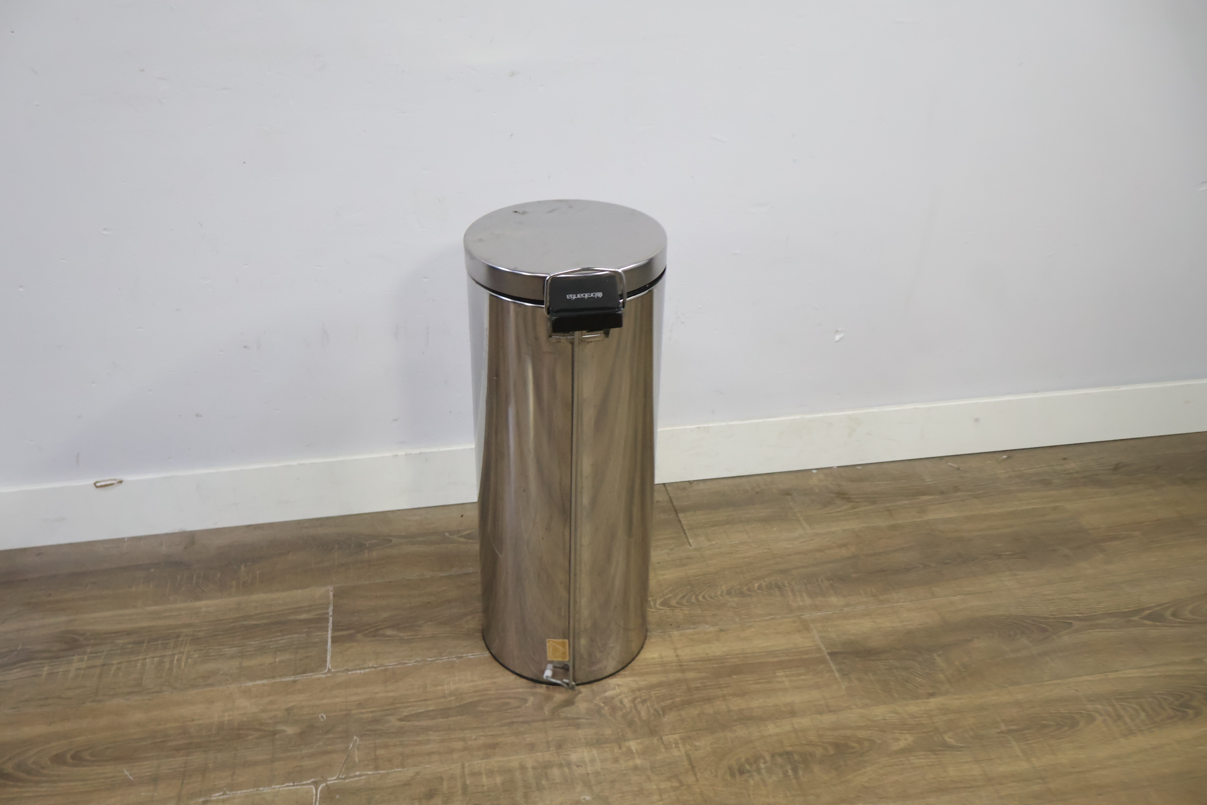 RVS prullenbak met pedaal – foto 4 – kavel bij GSD Auctions, Zoeterwoude