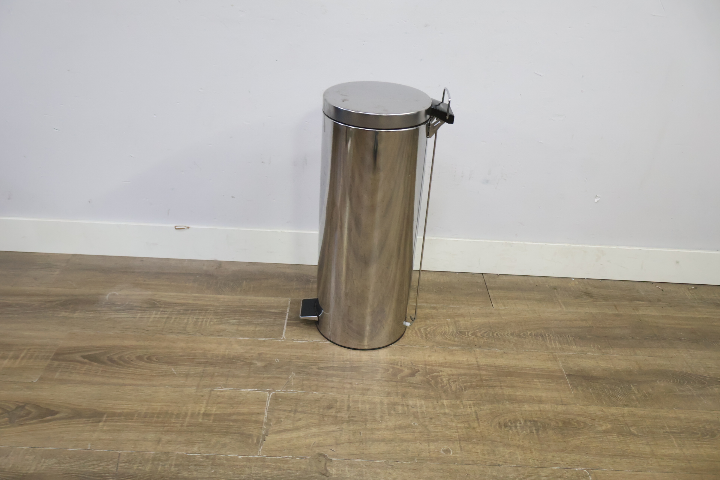 RVS prullenbak met pedaal – foto 5 – kavel bij GSD Auctions, Zoeterwoude