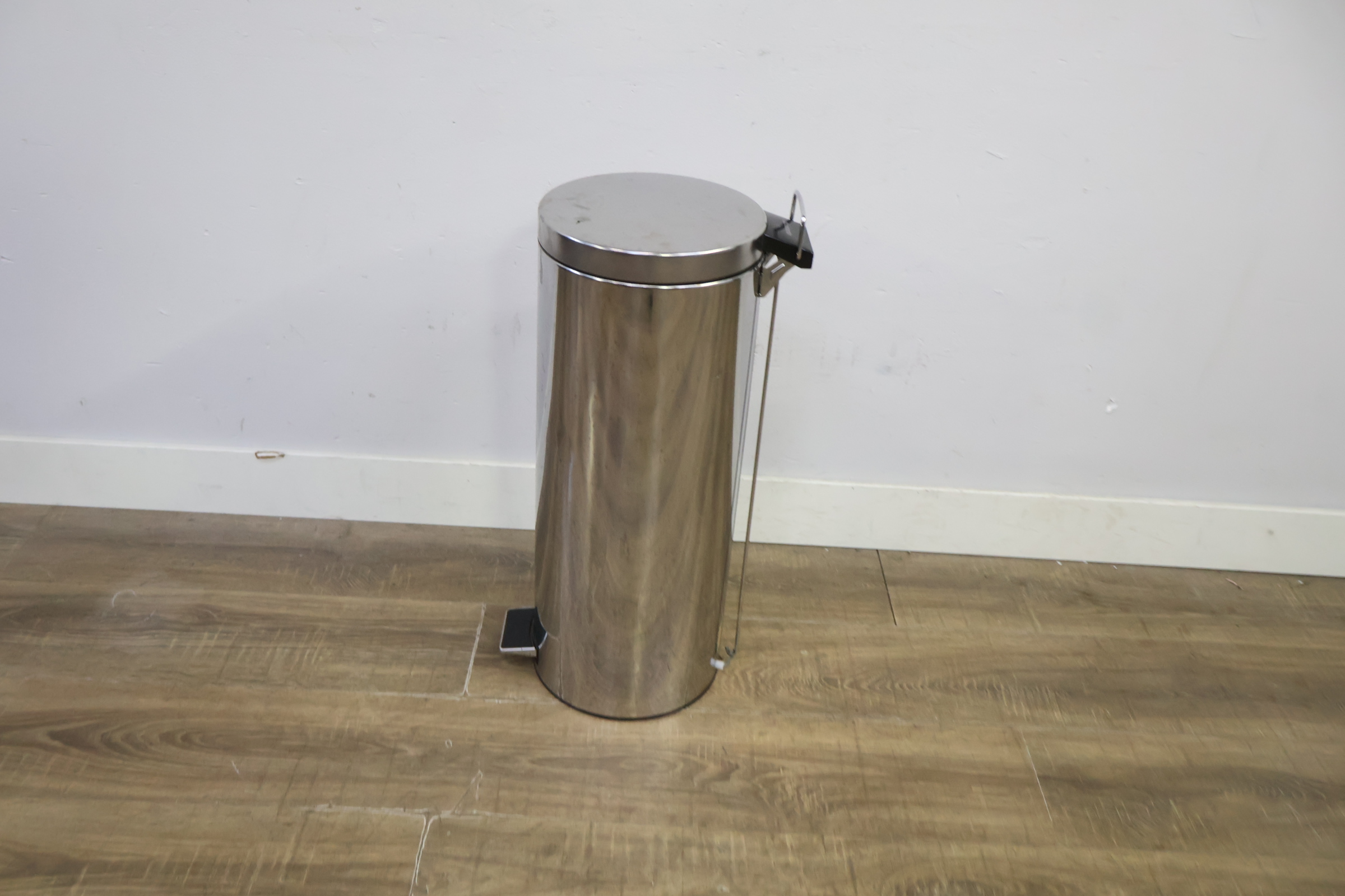 RVS prullenbak met pedaal – foto 6 – kavel bij GSD Auctions, Zoeterwoude