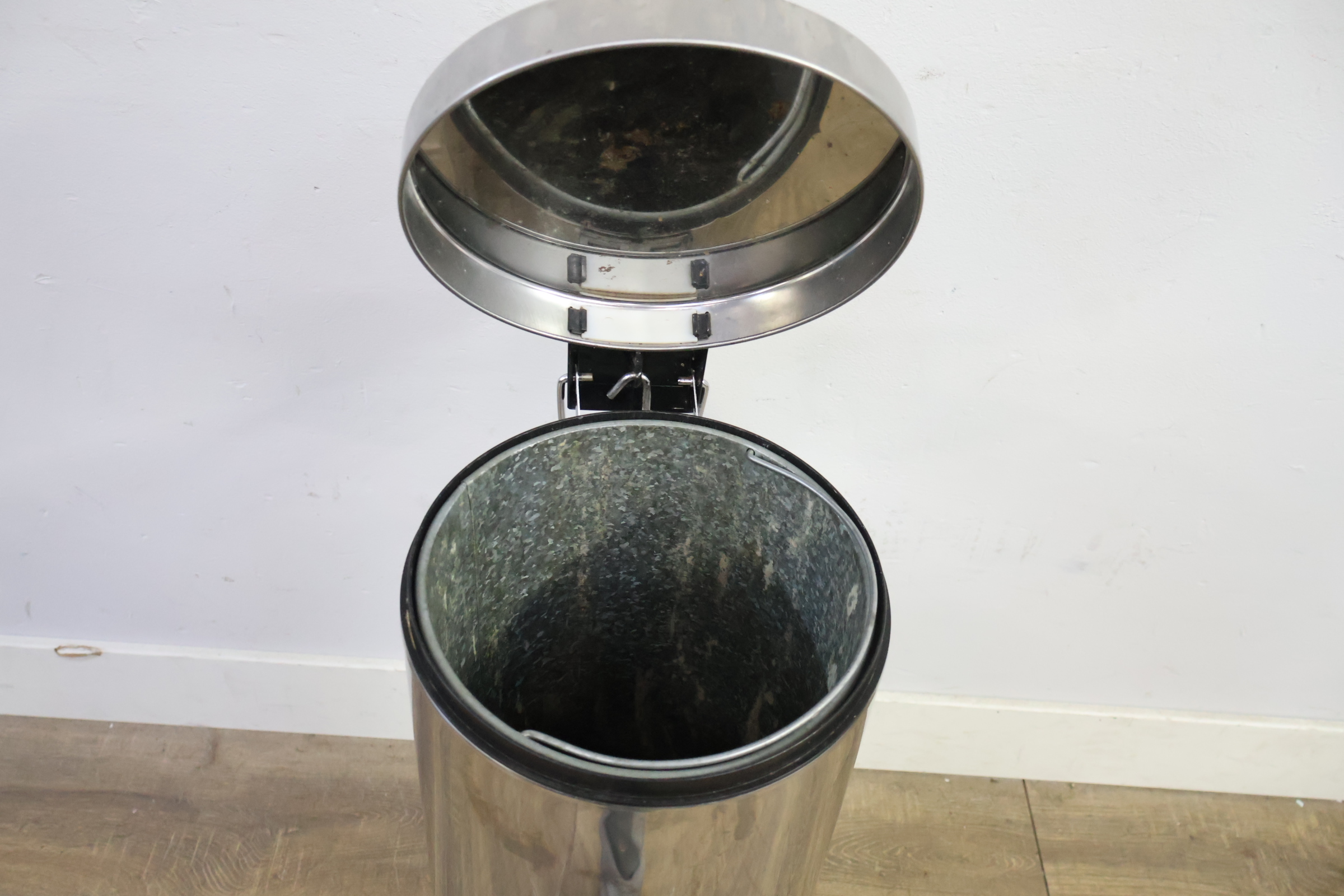 RVS prullenbak met pedaal – foto 7 – kavel bij GSD Auctions, Zoeterwoude