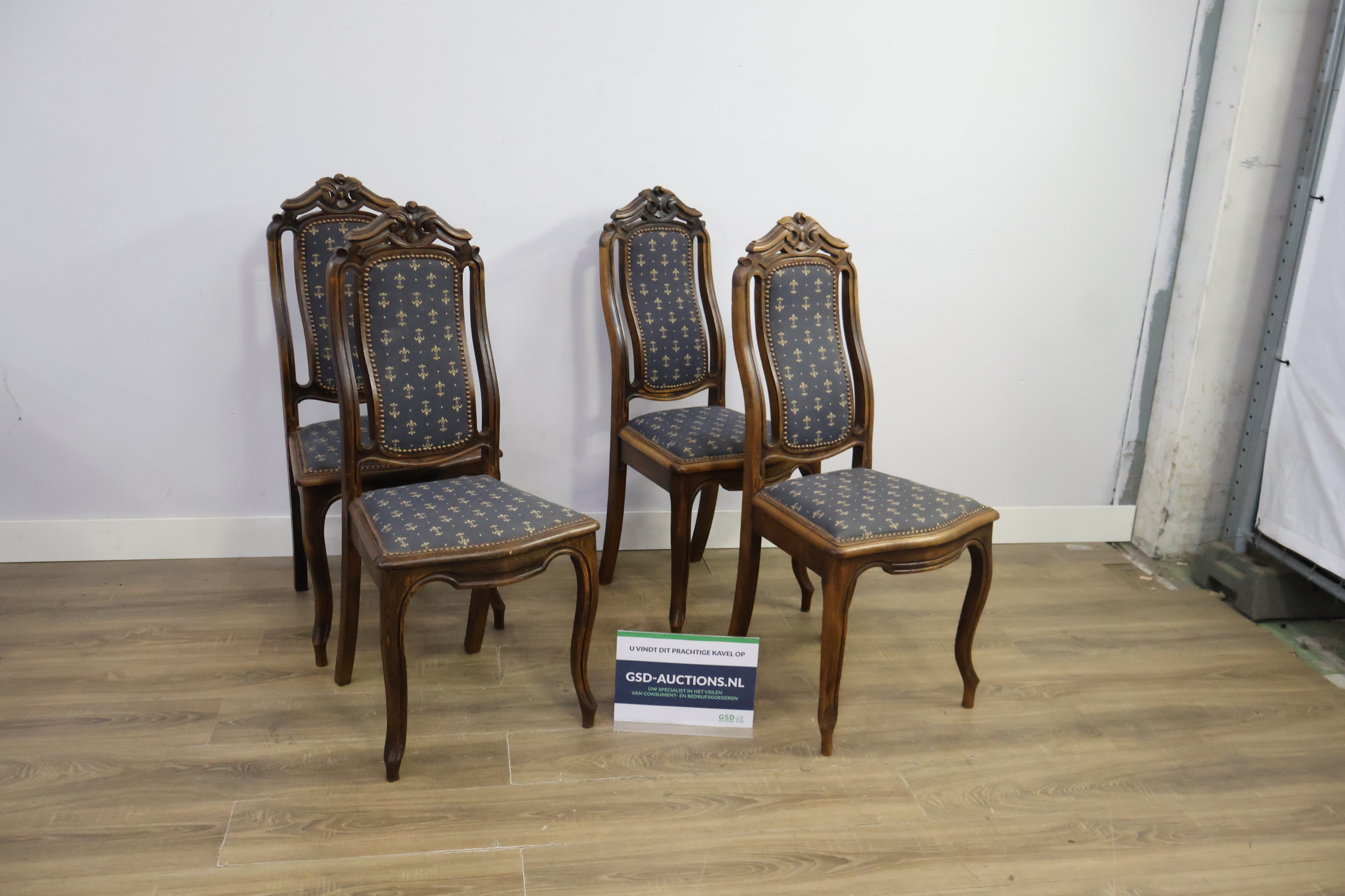 Set van 4 antieke eetkamerstoelen met blauw beklede zitting – kavel bij GSD Auctions, Zoeterwoude