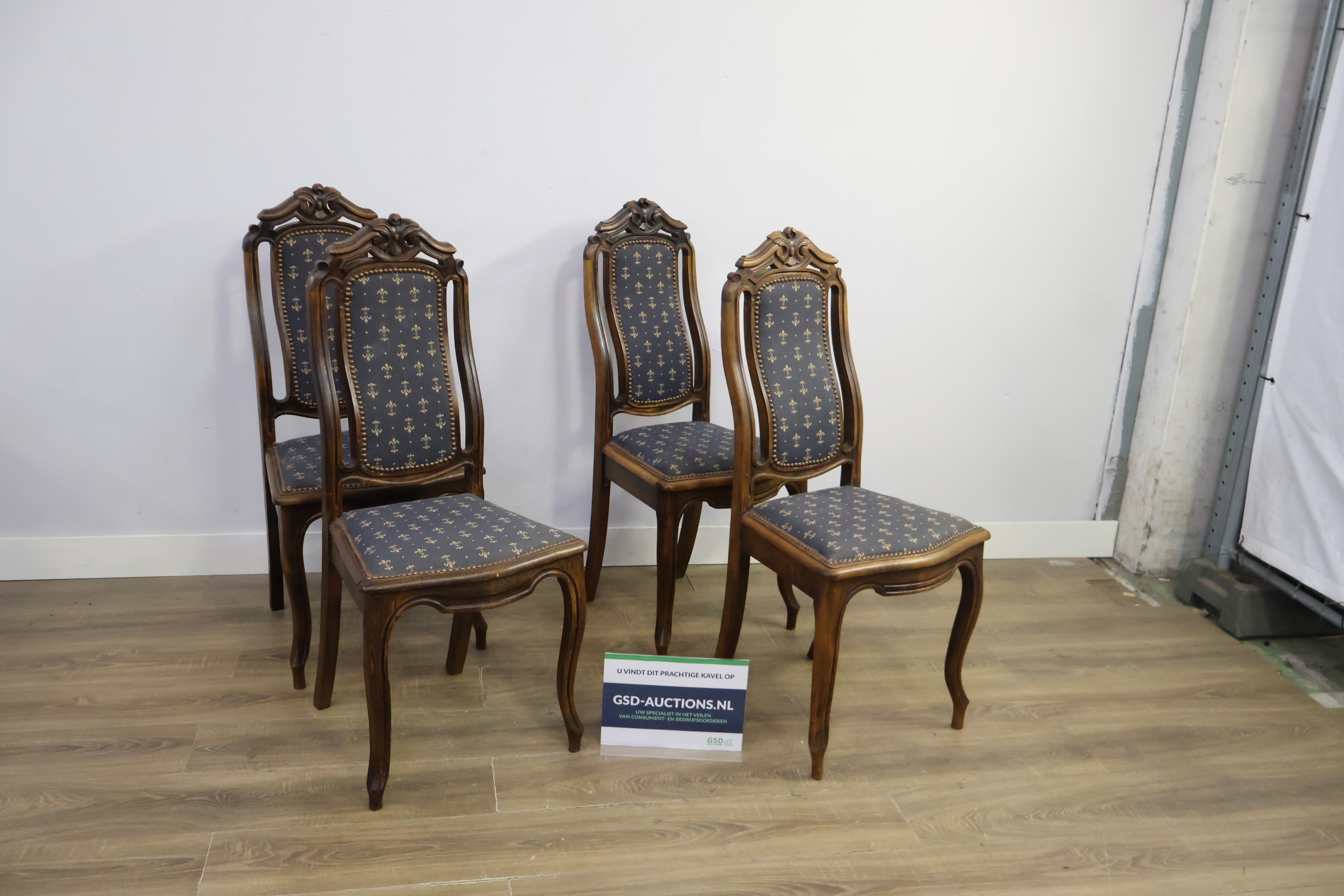 Set van 4 antieke eetkamerstoelen met blauw beklede zitting – foto 2 – kavel bij GSD Auctions, Zoeterwoude