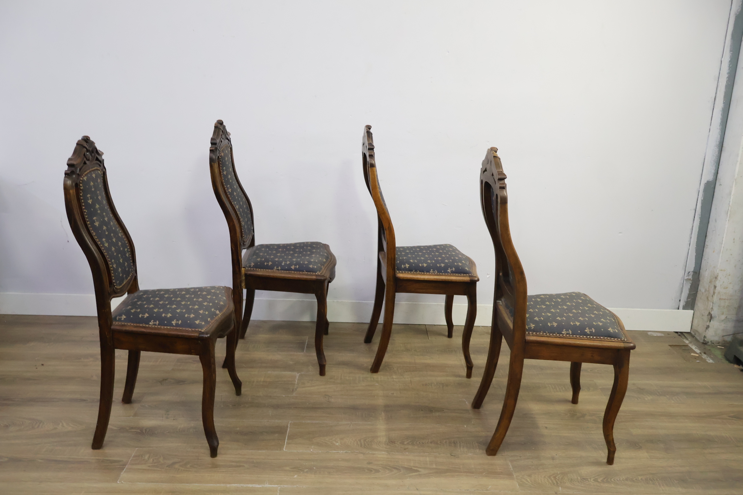 Set van 4 antieke eetkamerstoelen met blauw beklede zitting – foto 3 – kavel bij GSD Auctions, Zoeterwoude