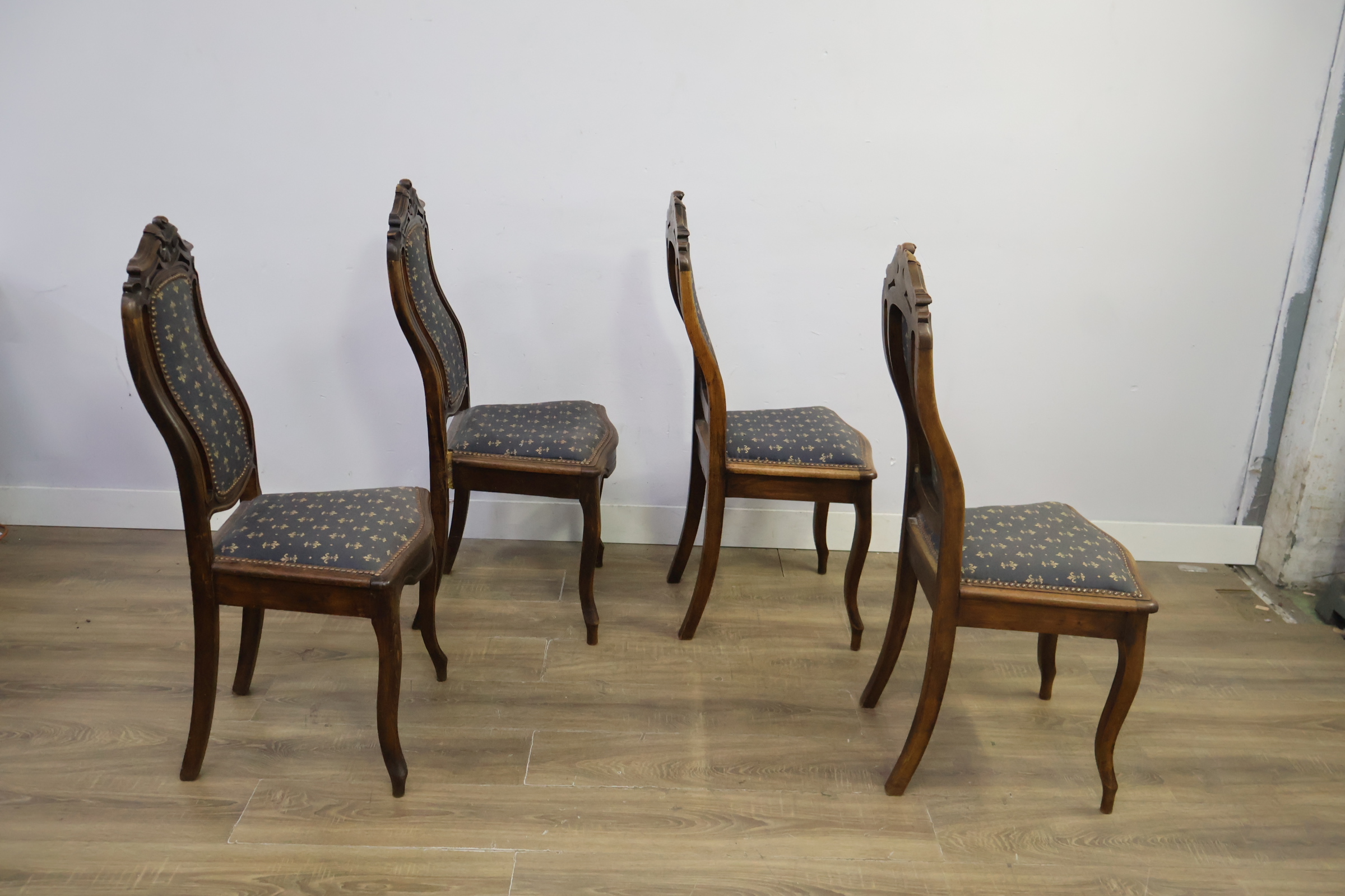 Set van 4 antieke eetkamerstoelen met blauw beklede zitting – foto 4 – kavel bij GSD Auctions, Zoeterwoude