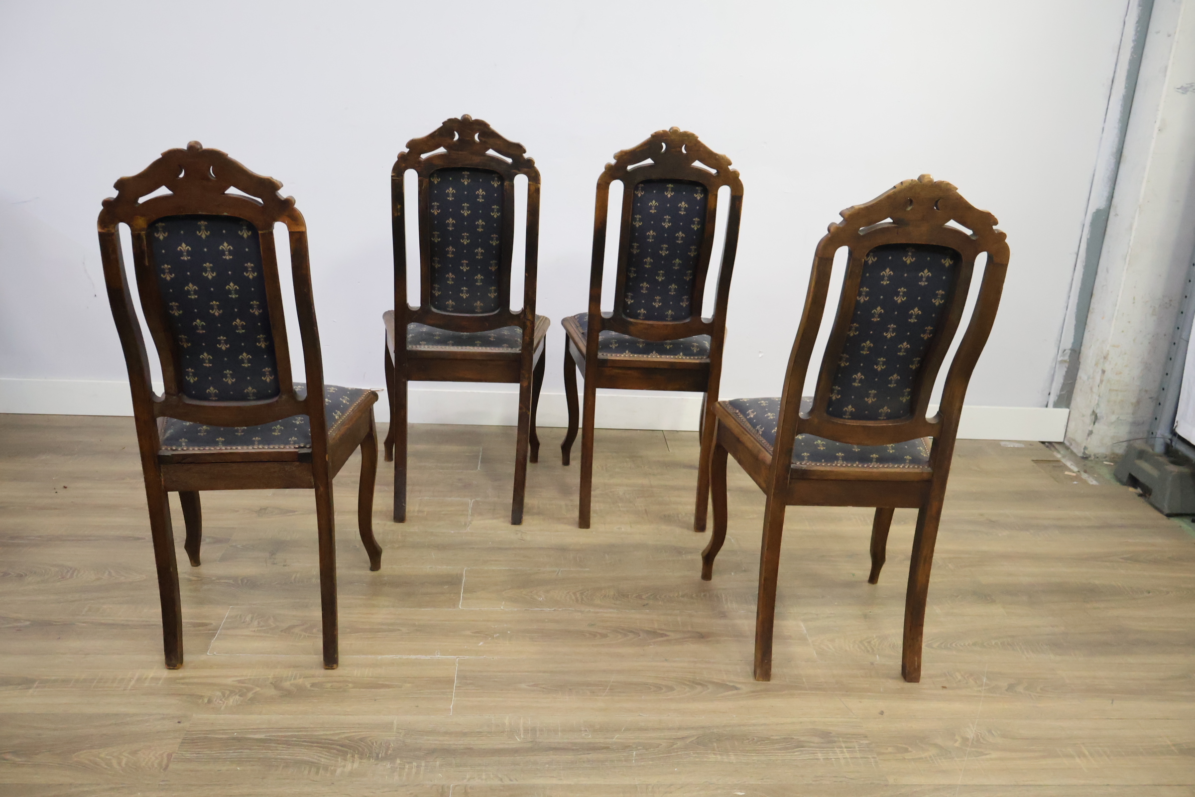 Set van 4 antieke eetkamerstoelen met blauw beklede zitting – foto 5 – kavel bij GSD Auctions, Zoeterwoude