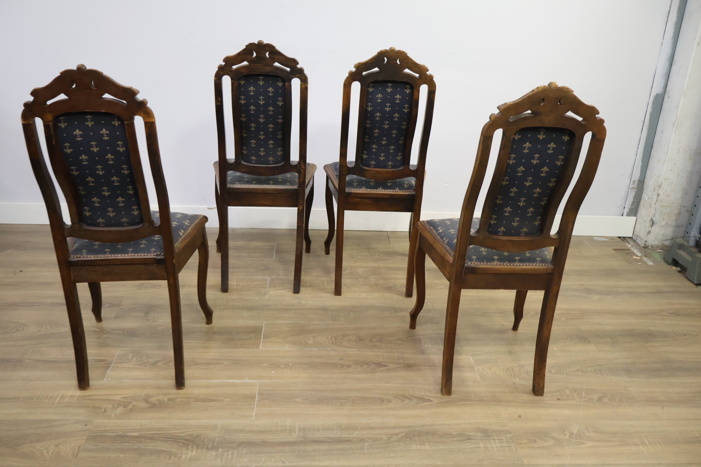 Set van 4 antieke eetkamerstoelen met blauw beklede zitting – foto 6 – kavel bij GSD Auctions, Zoeterwoude