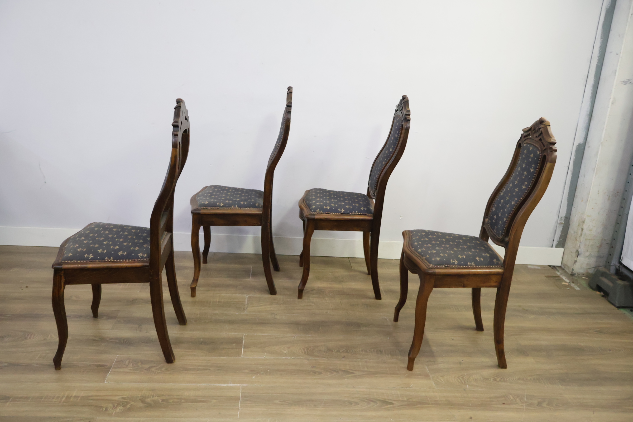 Set van 4 antieke eetkamerstoelen met blauw beklede zitting – foto 7 – kavel bij GSD Auctions, Zoeterwoude