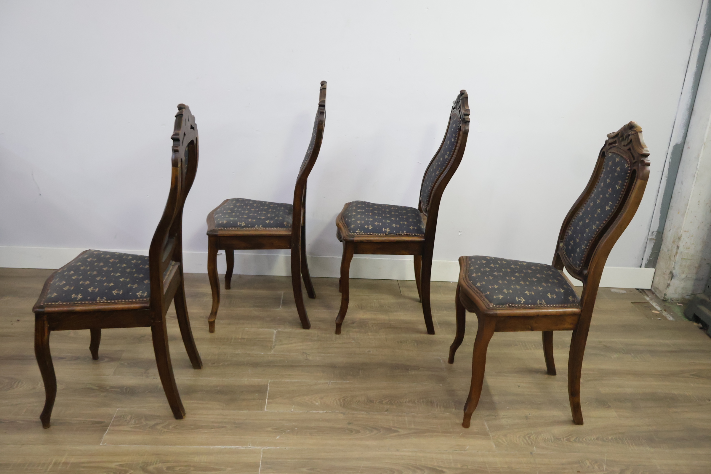 Set van 4 antieke eetkamerstoelen met blauw beklede zitting – foto 8 – kavel bij GSD Auctions, Zoeterwoude