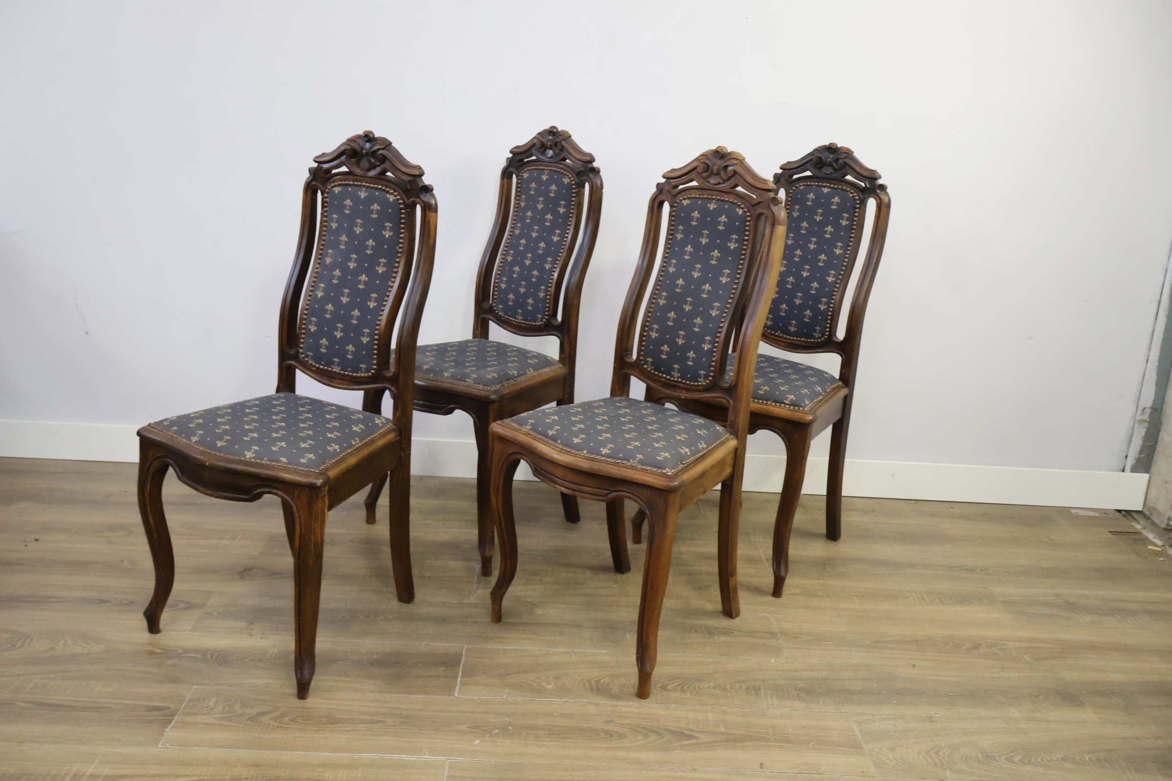 Set van 4 antieke eetkamerstoelen met blauw beklede zitting – foto 9 – kavel bij GSD Auctions, Zoeterwoude