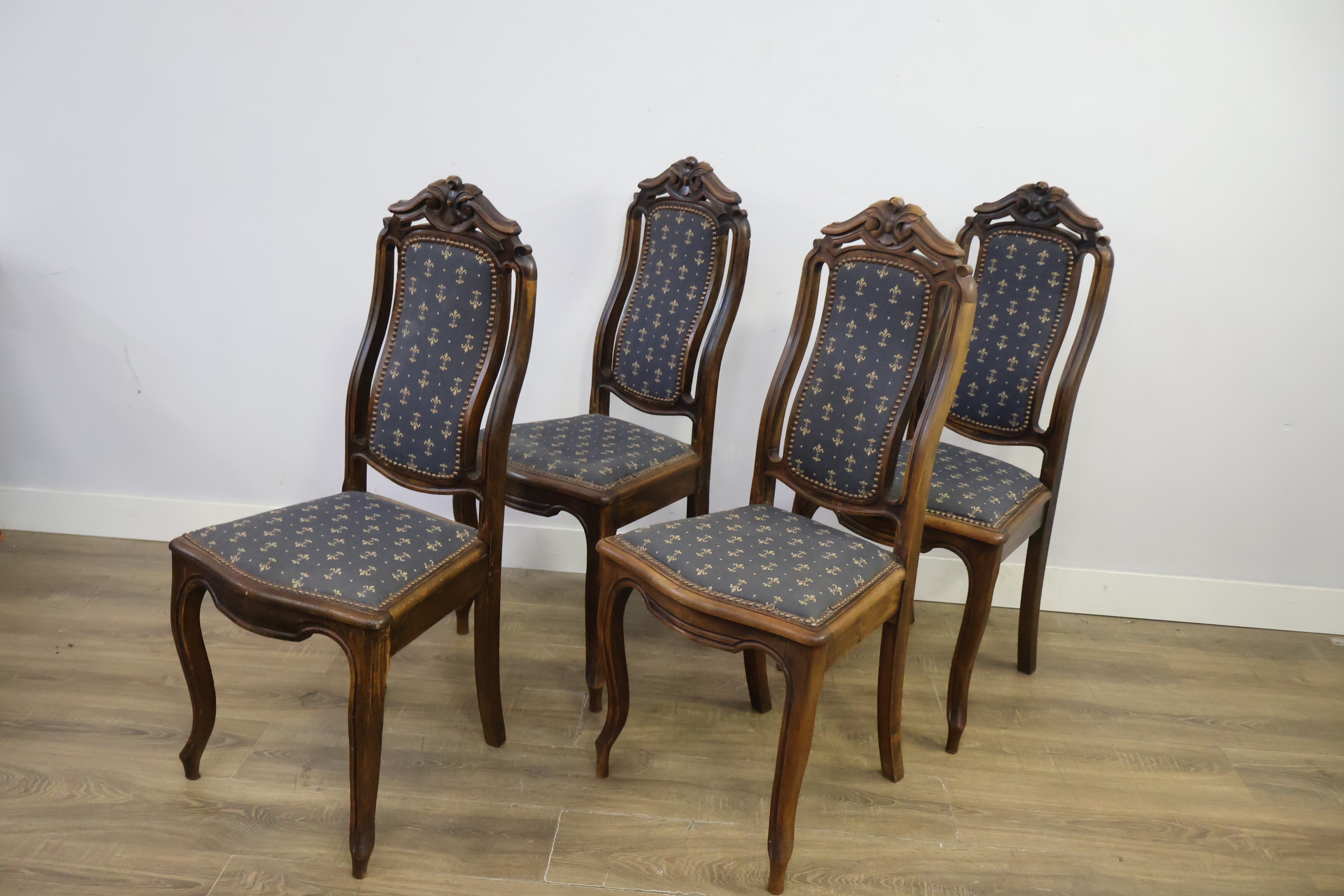 Set van 4 antieke eetkamerstoelen met blauw beklede zitting – foto 10 – kavel bij GSD Auctions, Zoeterwoude