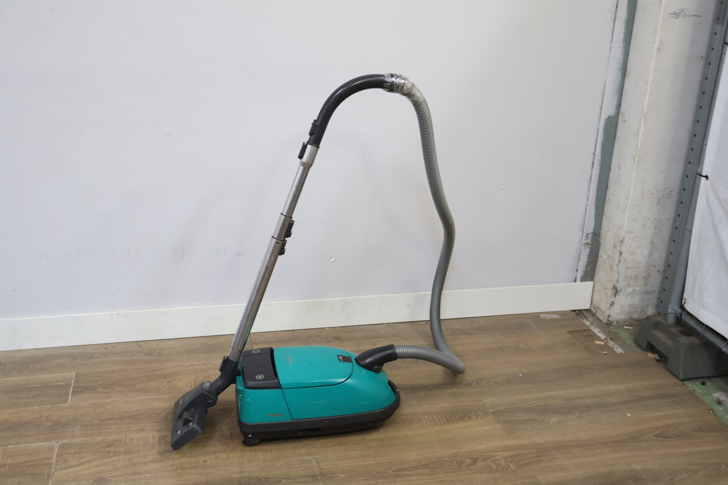 Miele De Luxe 3001 Stofzuiger – foto 3 – kavel bij GSD Auctions, Zoeterwoude