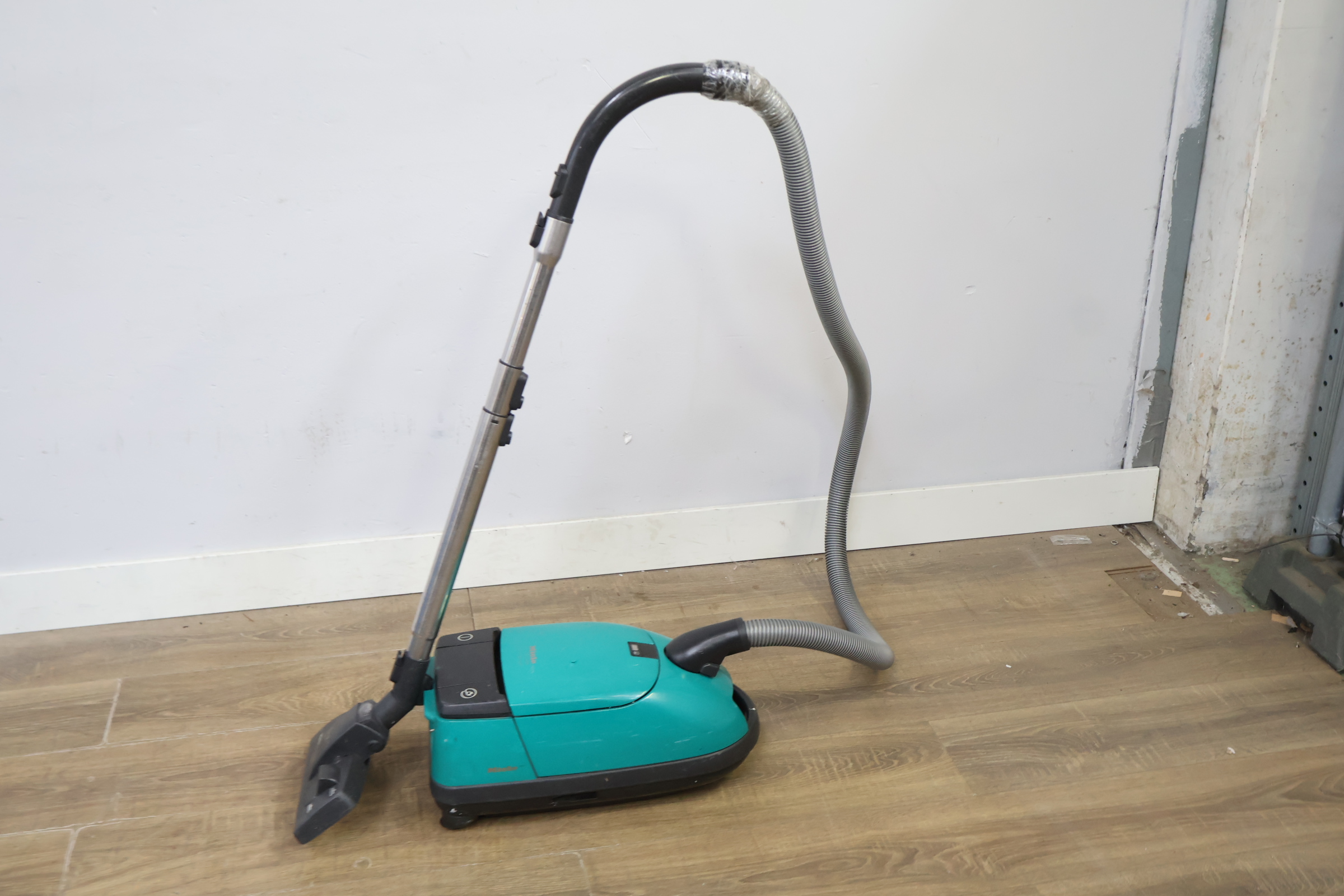 Miele De Luxe 3001 Stofzuiger – foto 4 – kavel bij GSD Auctions, Zoeterwoude