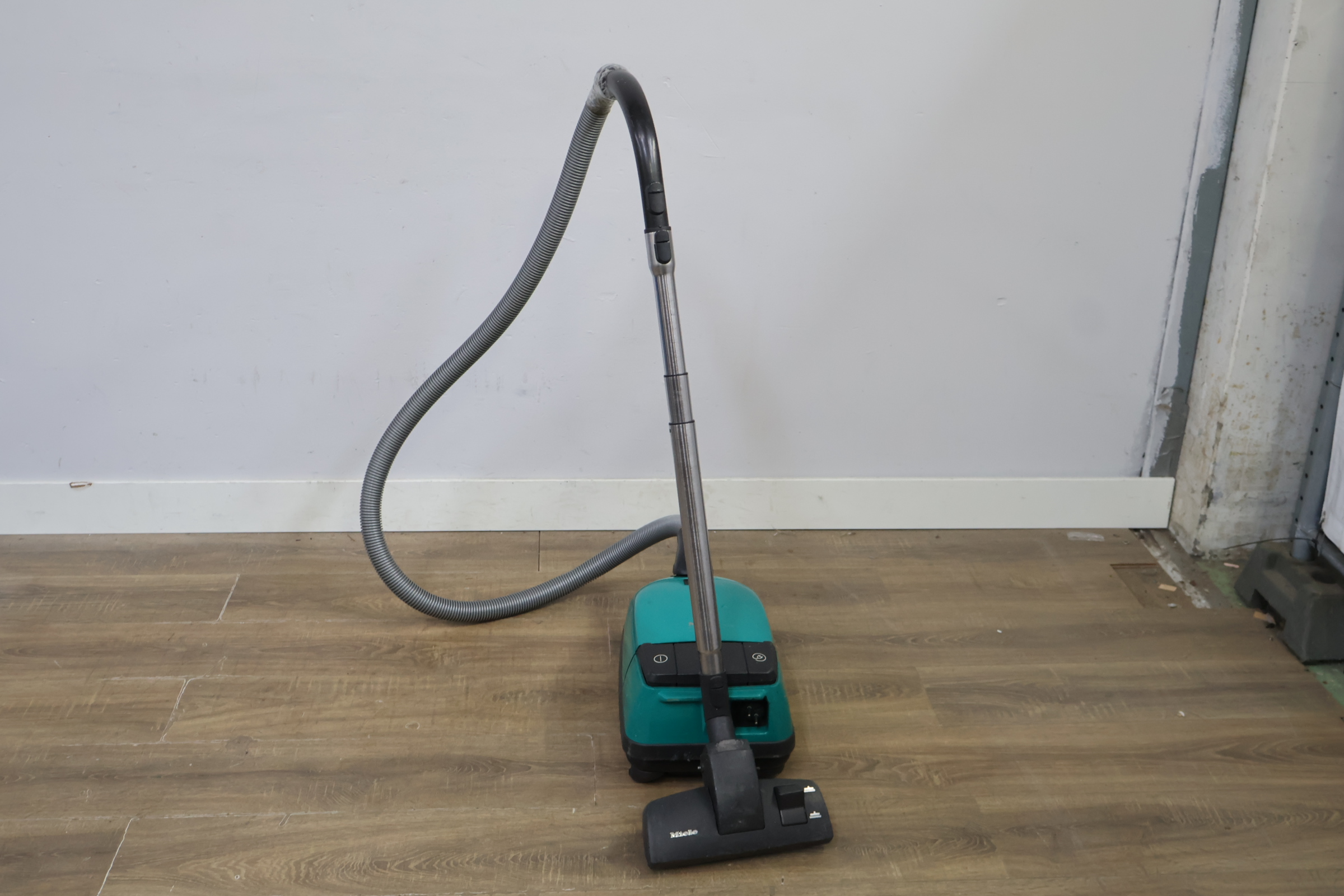 Miele De Luxe 3001 Stofzuiger – foto 5 – kavel bij GSD Auctions, Zoeterwoude