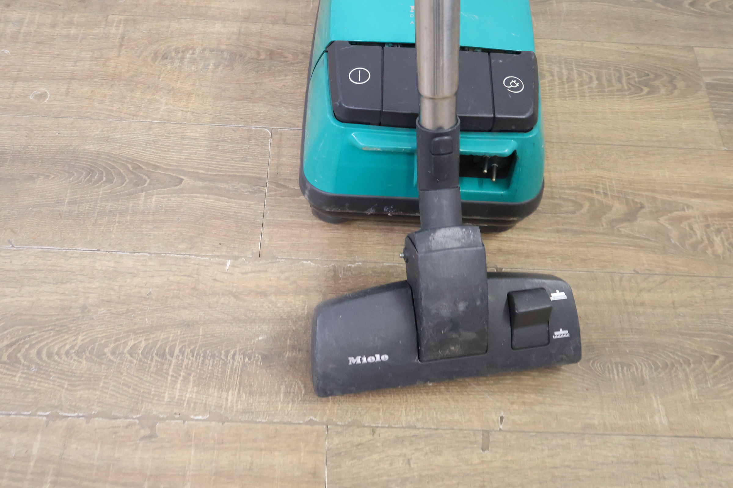 Miele De Luxe 3001 Stofzuiger – foto 7 – kavel bij GSD Auctions, Zoeterwoude