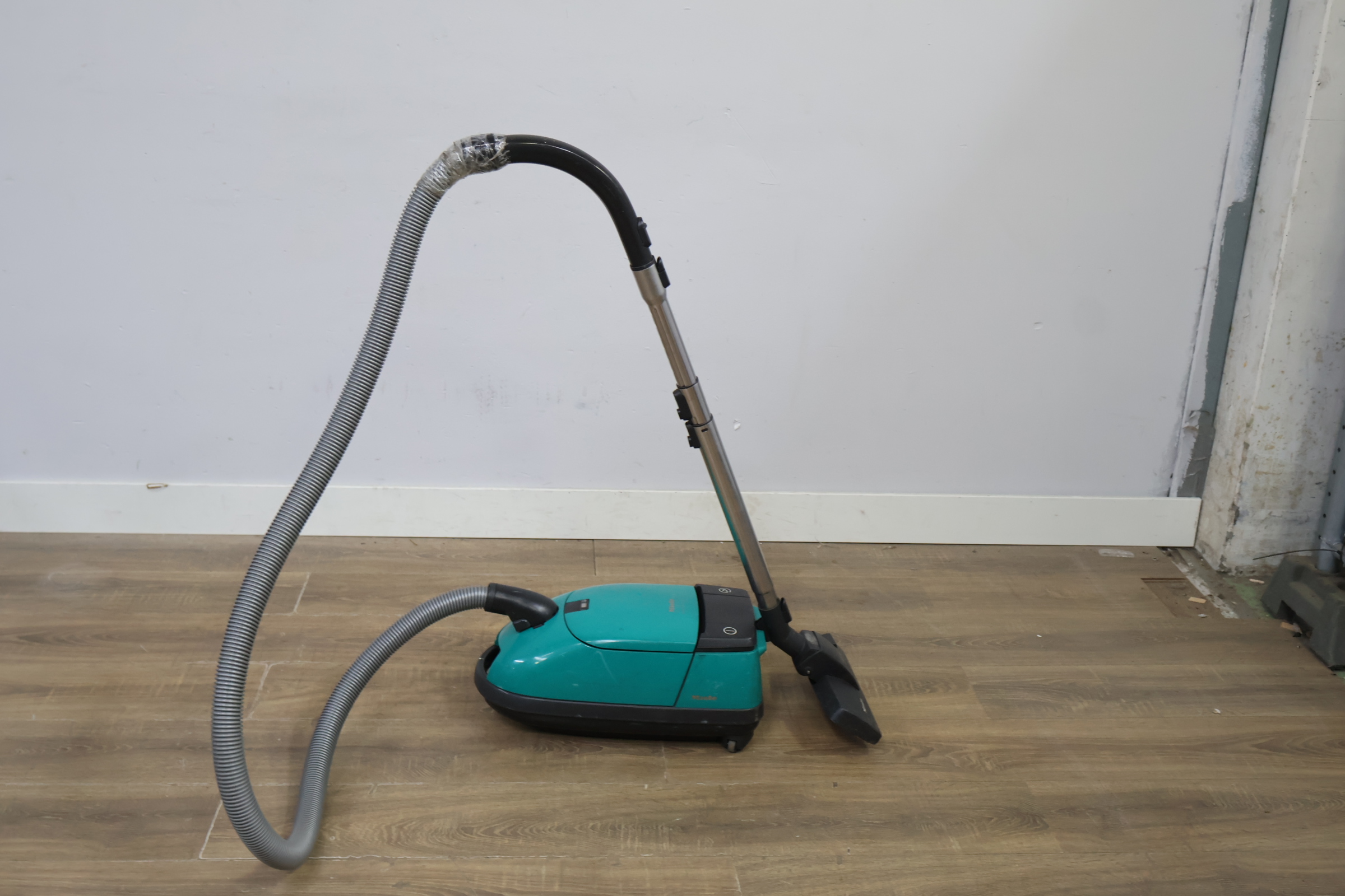 Miele De Luxe 3001 Stofzuiger – foto 10 – kavel bij GSD Auctions, Zoeterwoude
