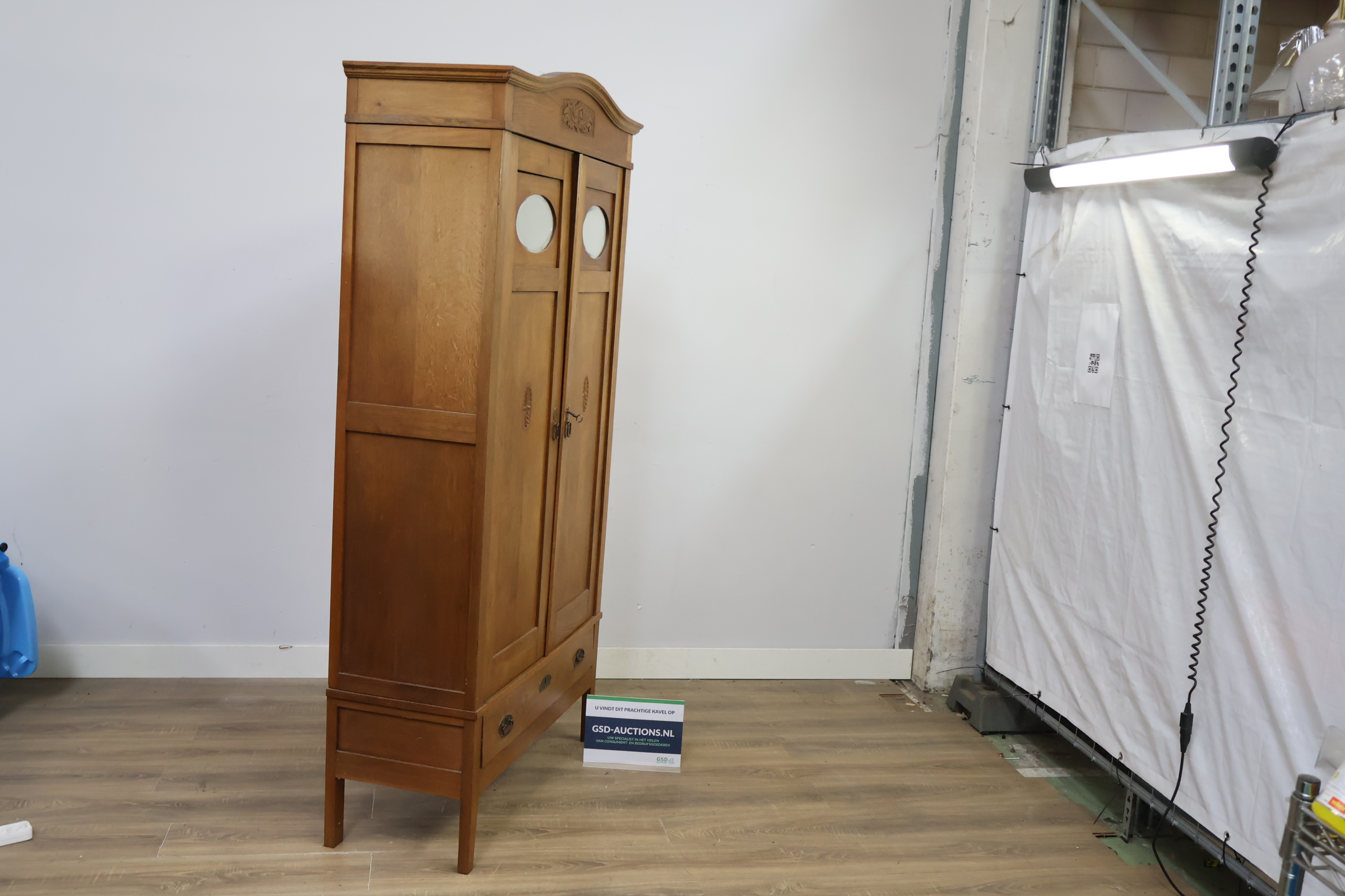 Houten linnenkast met spiegel – kavel bij GSD Auctions, Zoeterwoude