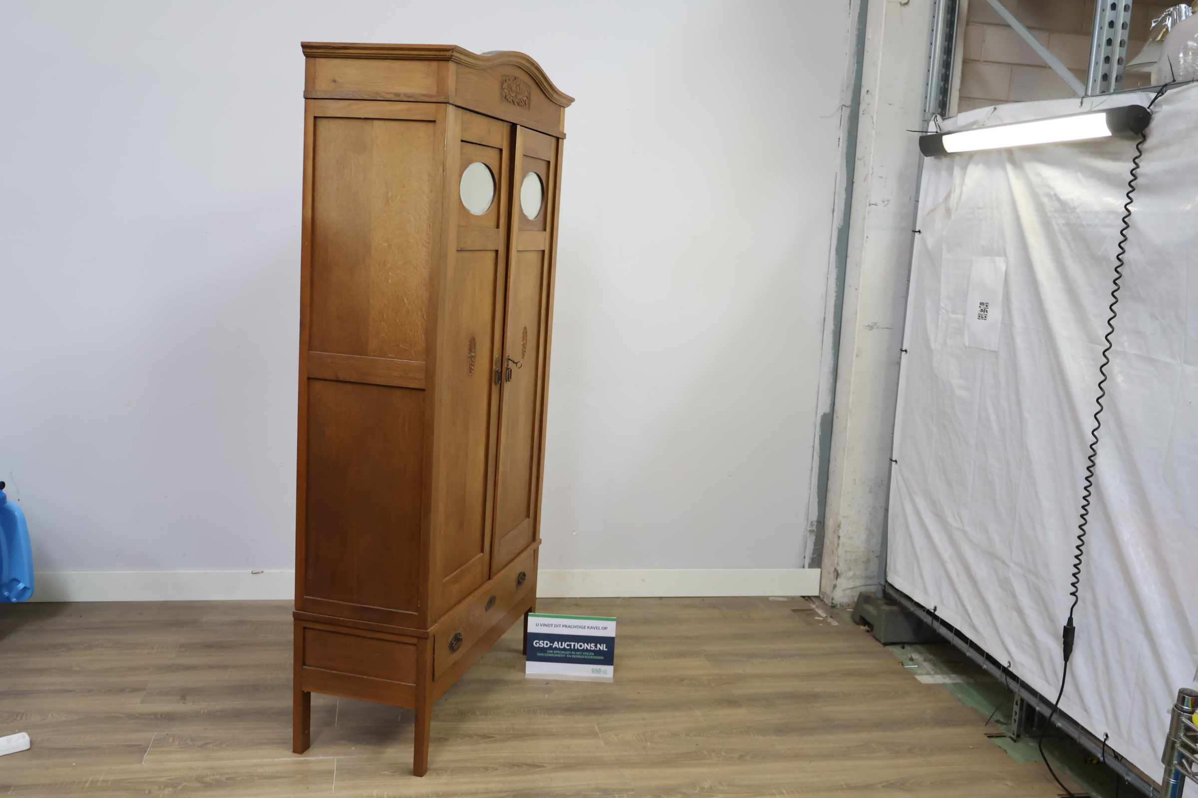 Houten linnenkast met spiegel – foto 2 – kavel bij GSD Auctions, Zoeterwoude