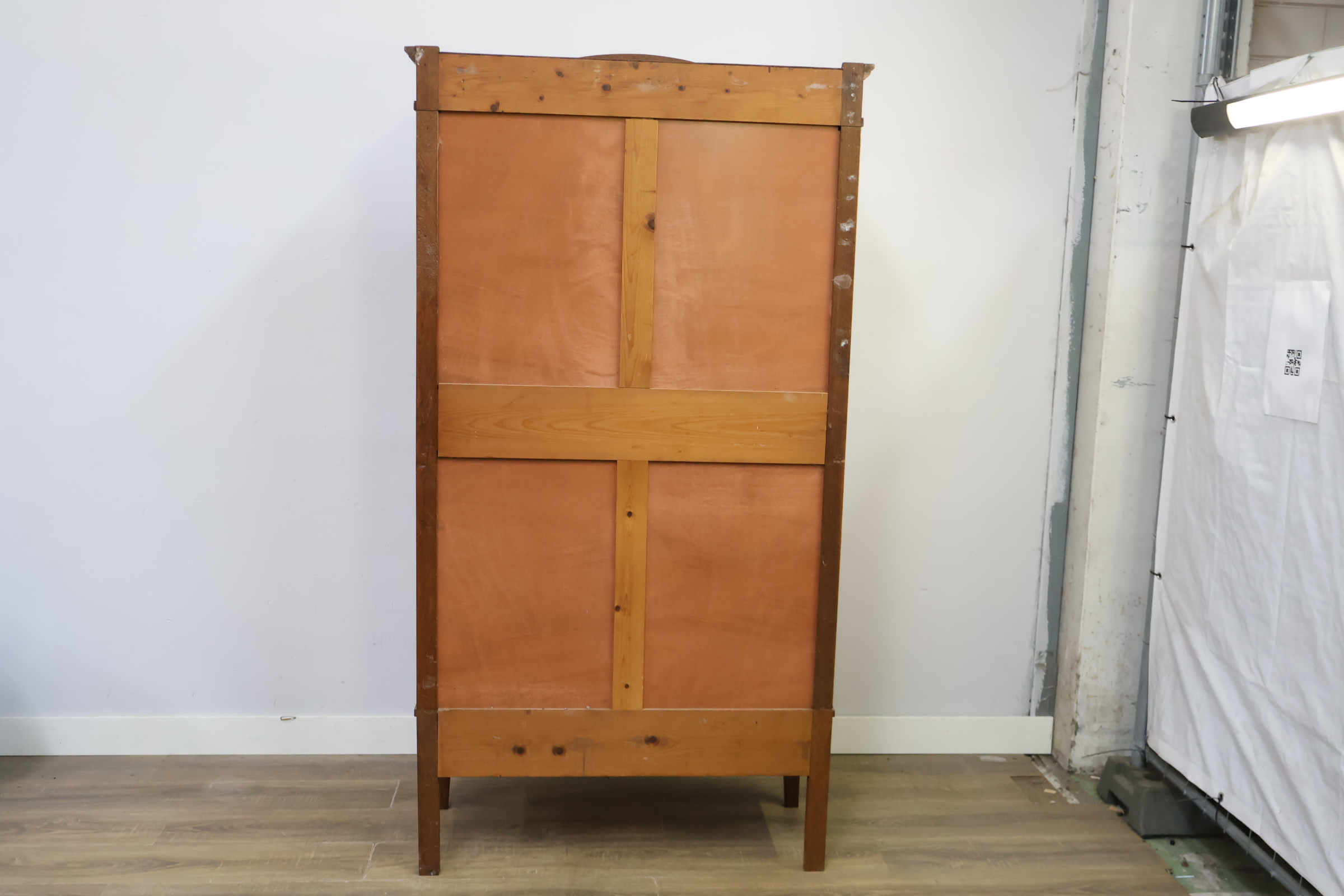 Houten linnenkast met spiegel – foto 5 – kavel bij GSD Auctions, Zoeterwoude