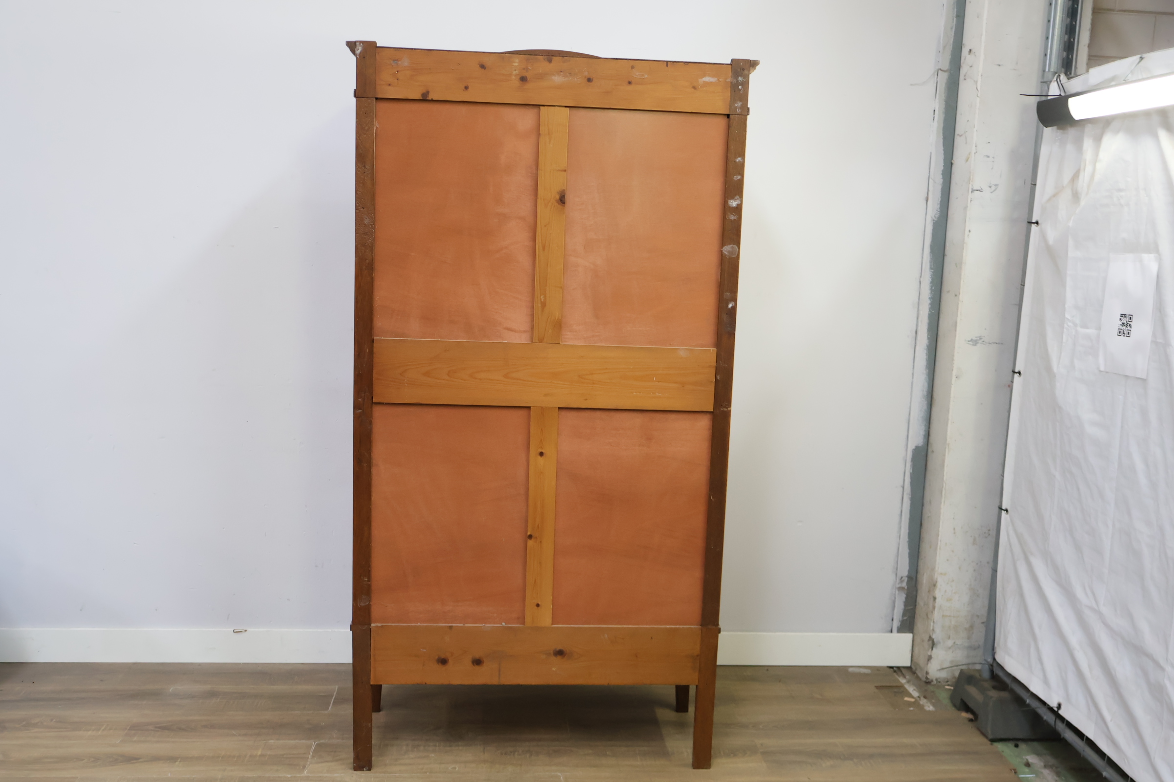 Houten linnenkast met spiegel – foto 6 – kavel bij GSD Auctions, Zoeterwoude
