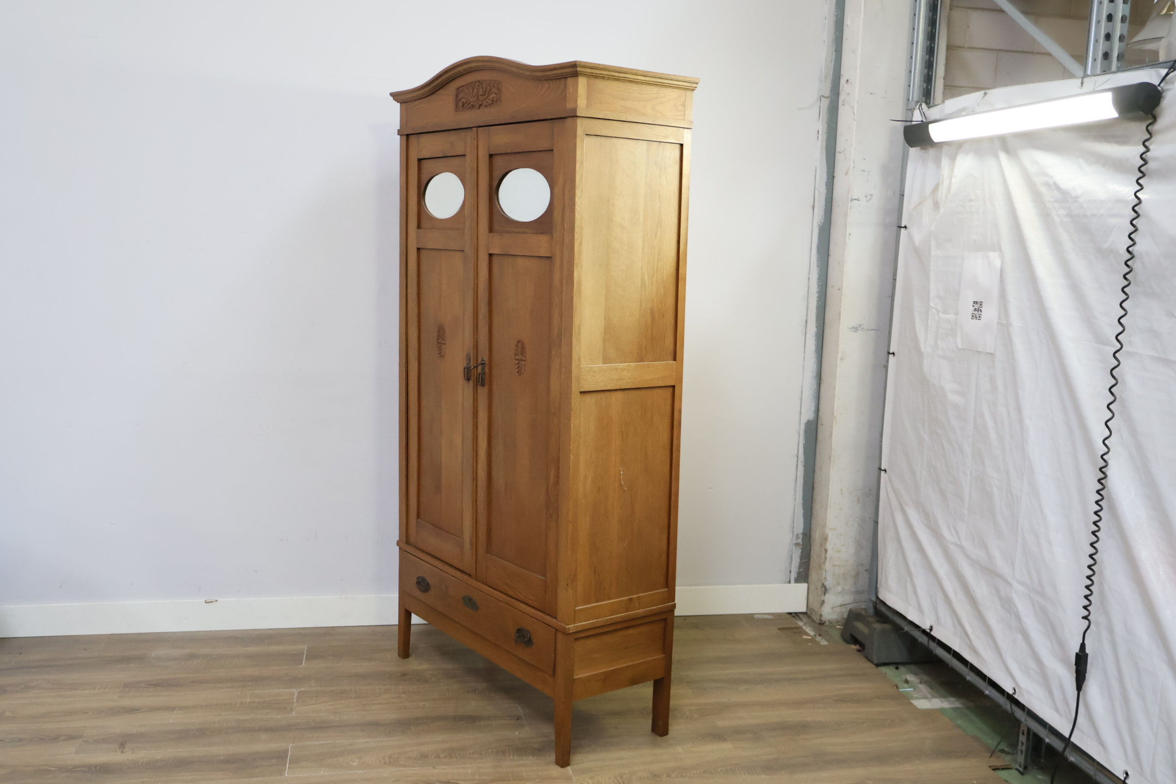 Houten linnenkast met spiegel – foto 9 – kavel bij GSD Auctions, Zoeterwoude