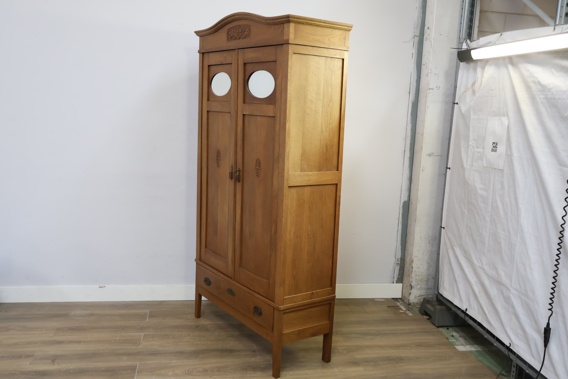 Houten linnenkast met spiegel – foto 10 – kavel bij GSD Auctions, Zoeterwoude