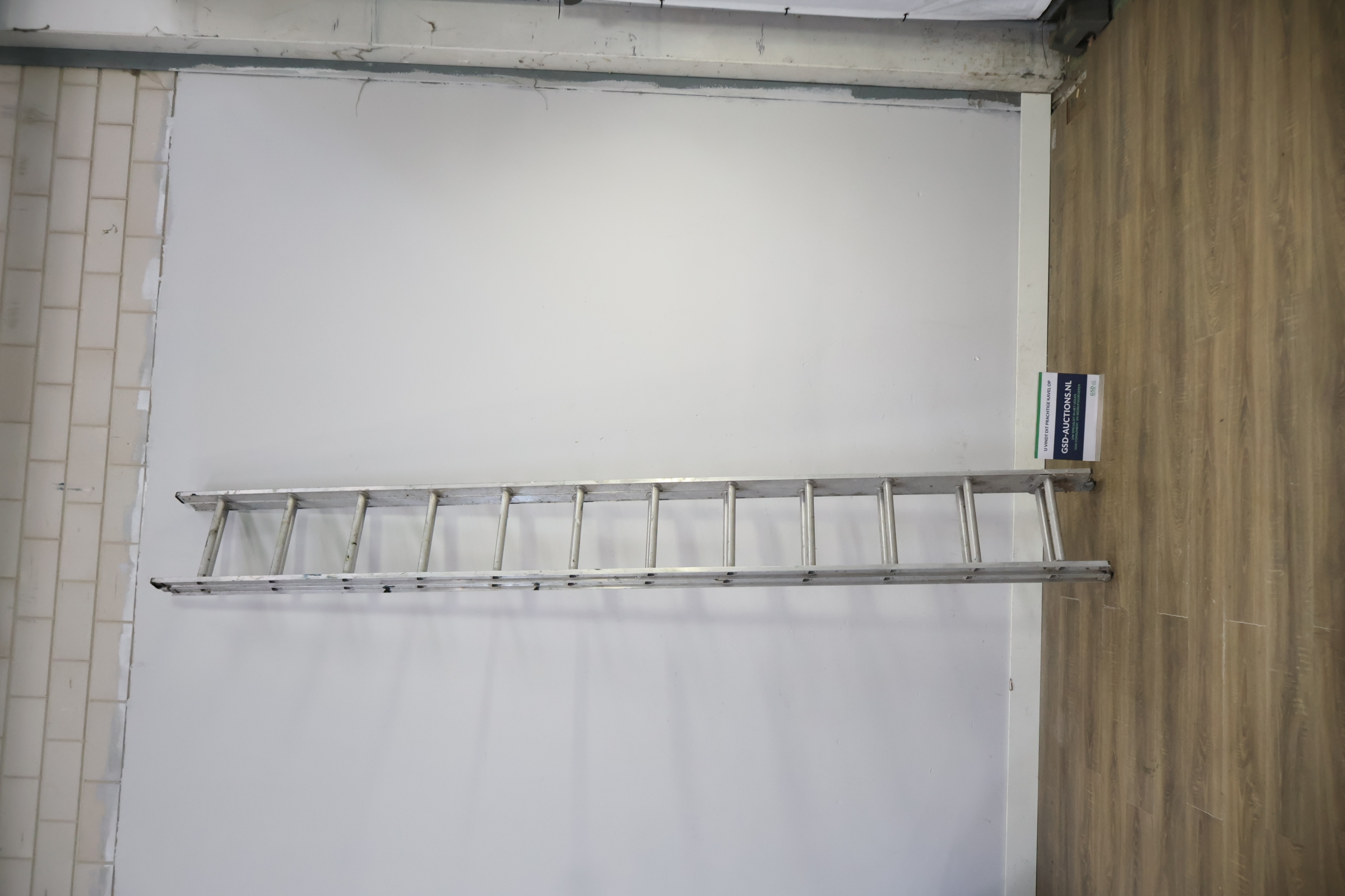 Aluminium uitschuifbare ladder – foto 3 – kavel bij GSD Auctions, Zoeterwoude