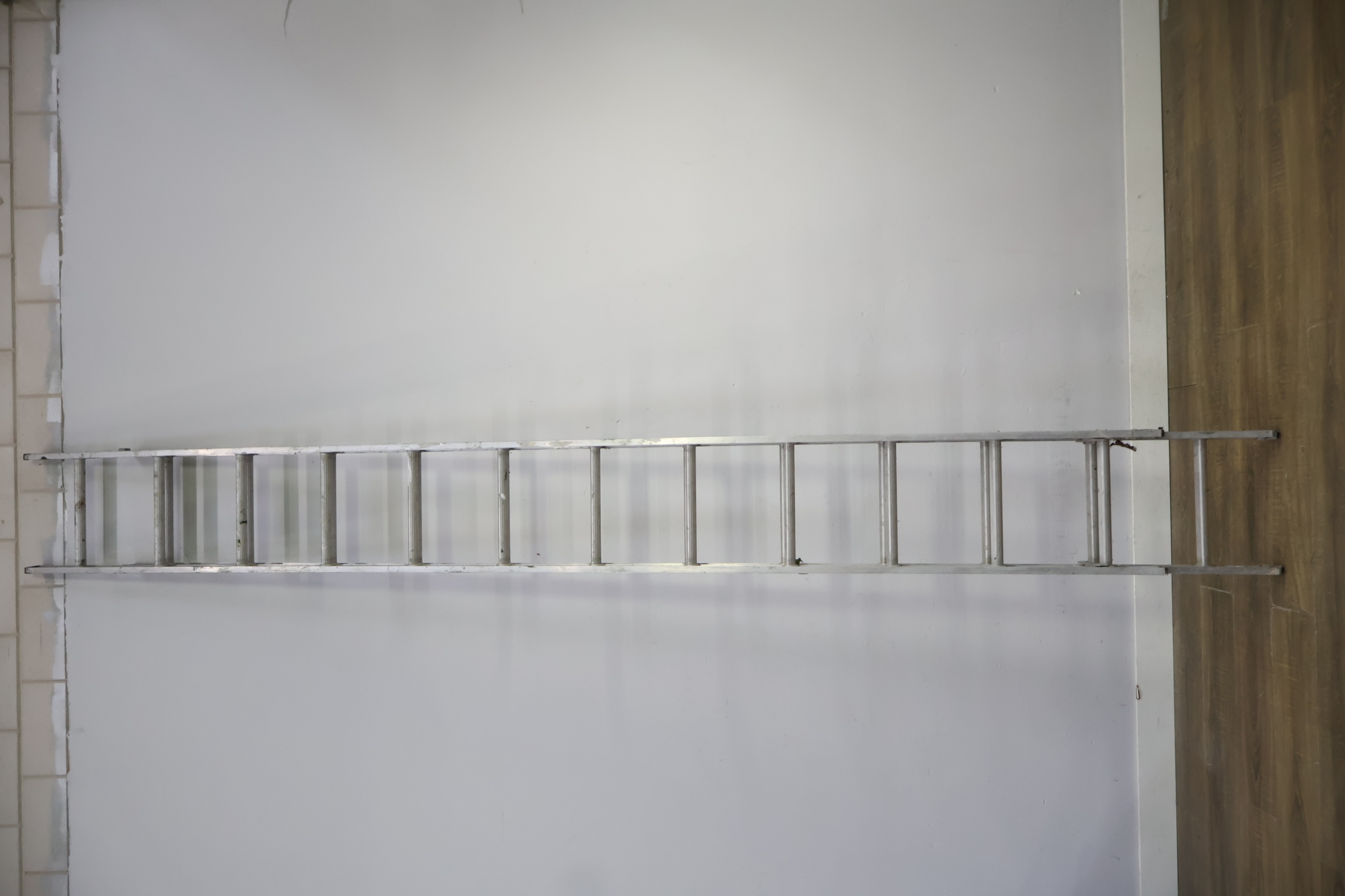 Aluminium uitschuifbare ladder – foto 4 – kavel bij GSD Auctions, Zoeterwoude