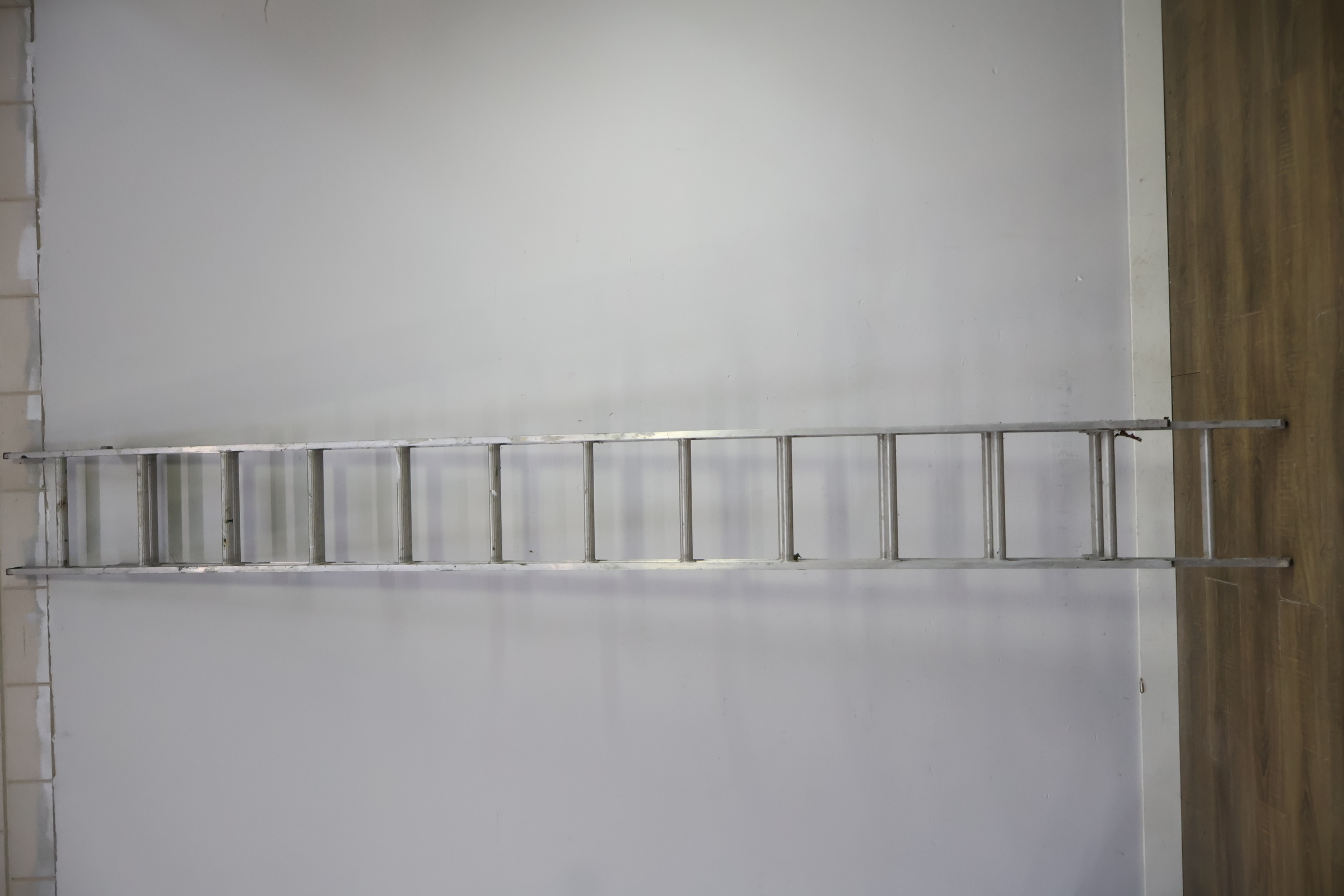 Aluminium uitschuifbare ladder – foto 5 – kavel bij GSD Auctions, Zoeterwoude