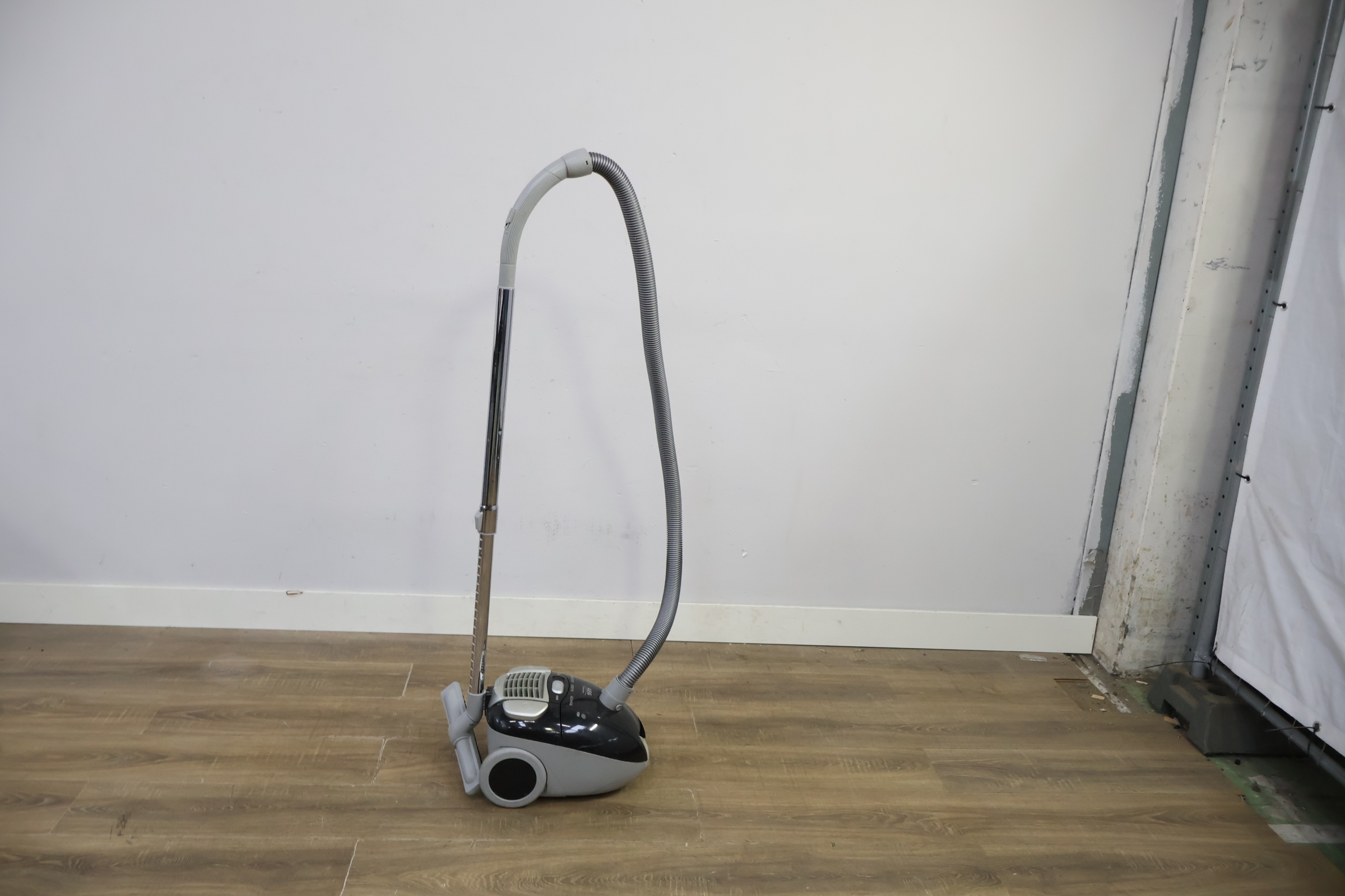 Miele stofzuiger met slang en stang – foto 3 – kavel bij GSD Auctions, Zoeterwoude