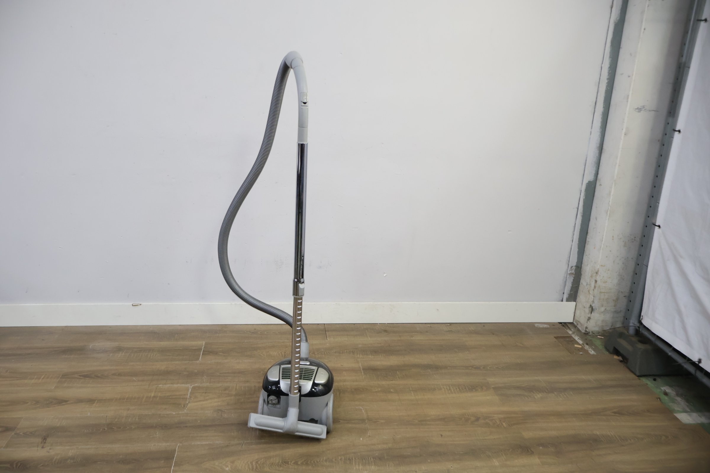 Miele stofzuiger met slang en stang – foto 6 – kavel bij GSD Auctions, Zoeterwoude