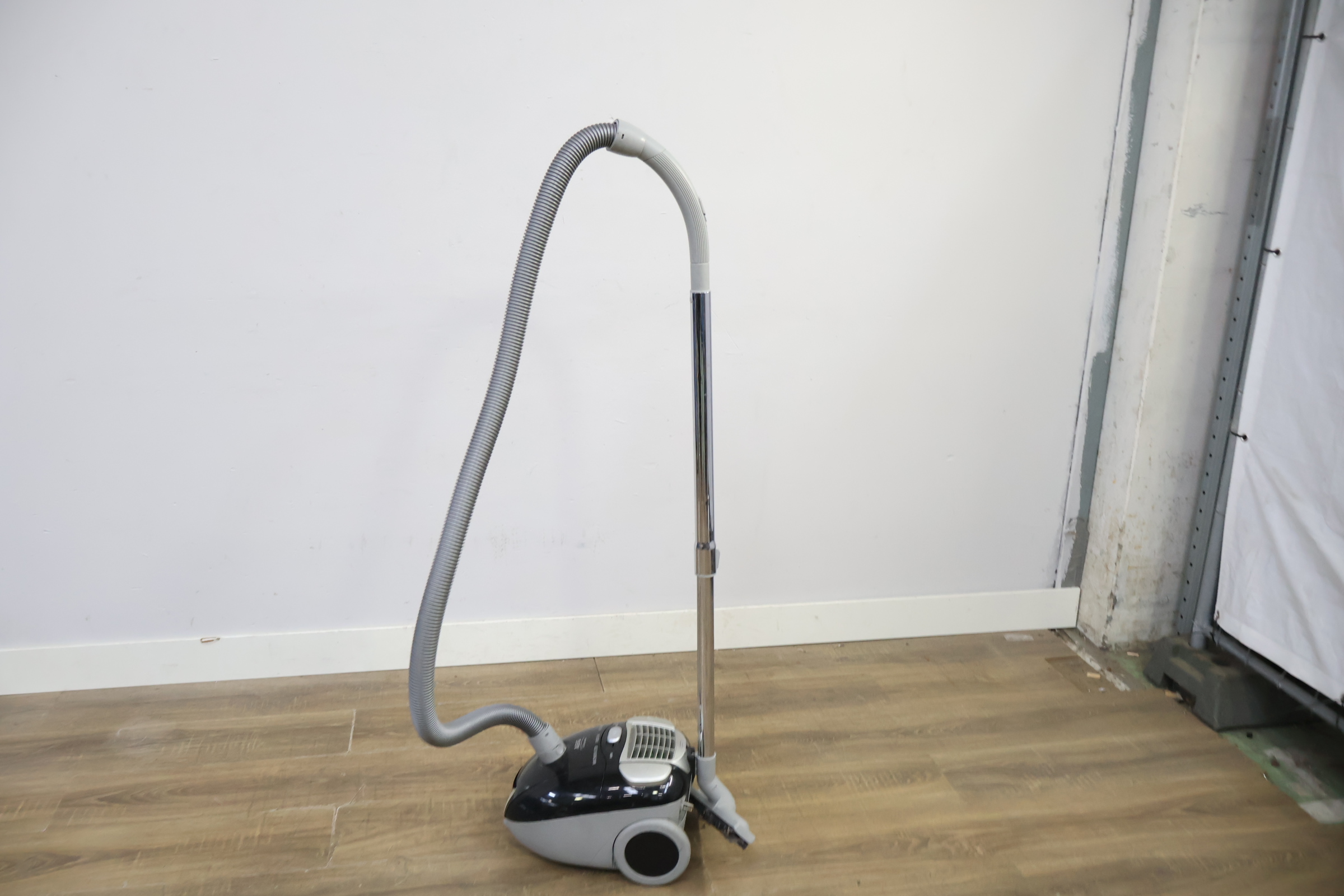 Miele stofzuiger met slang en stang – foto 9 – kavel bij GSD Auctions, Zoeterwoude