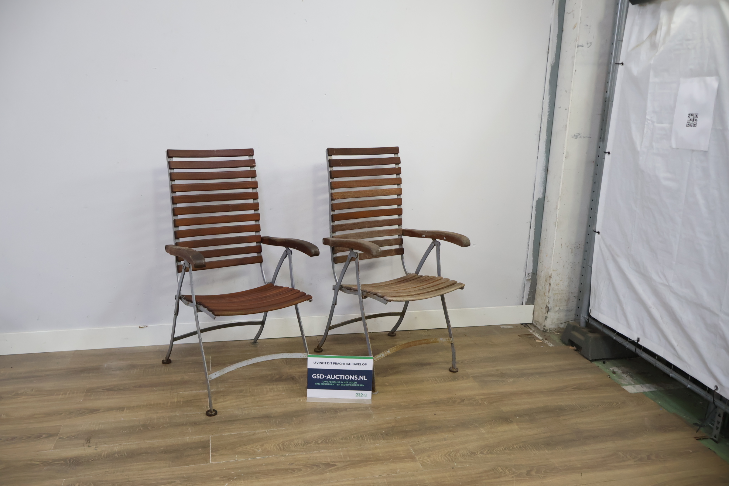 Set van 2 houten tuinstoelen met metalen frame – foto 2 – kavel bij GSD Auctions, Zoeterwoude