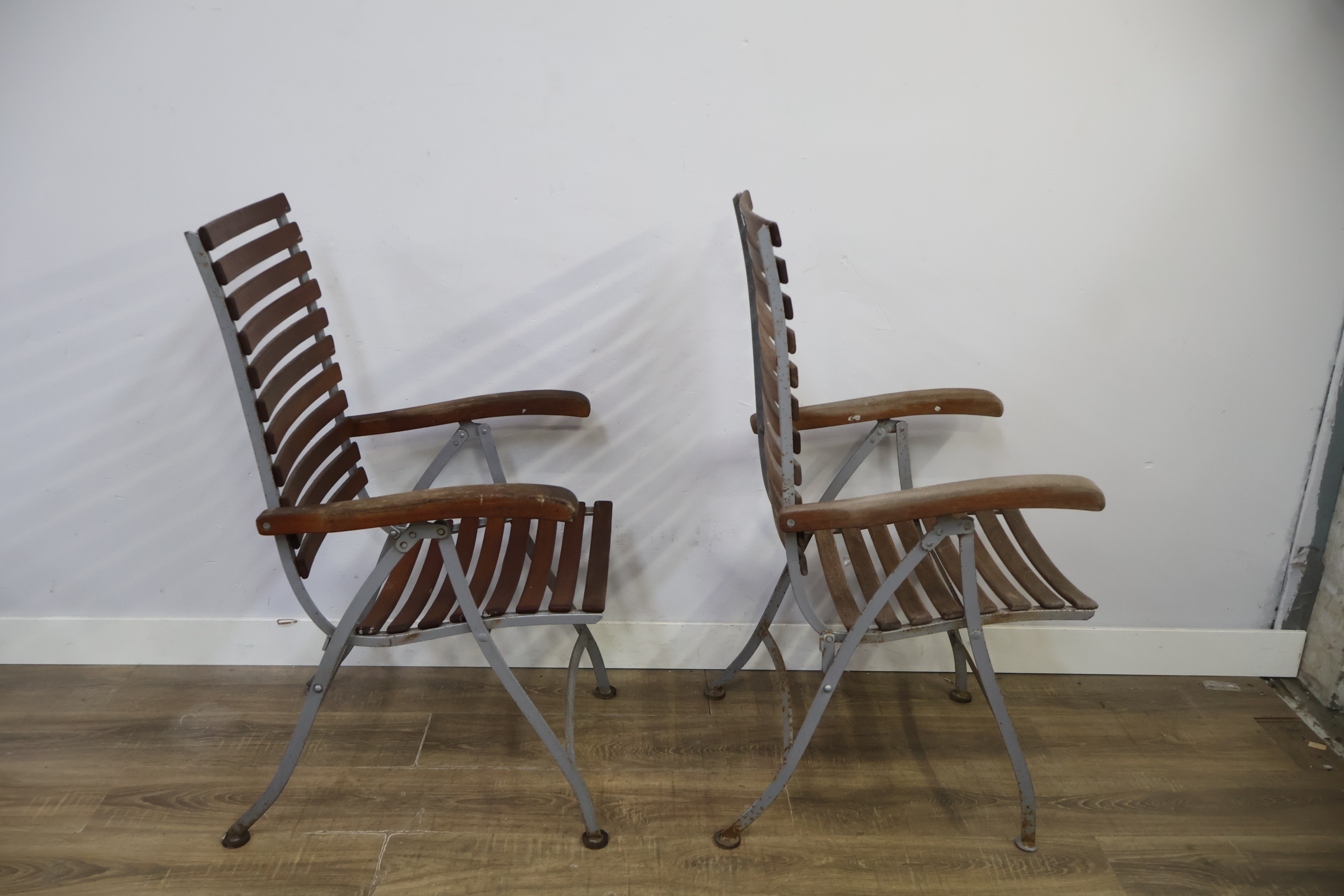 Set van 2 houten tuinstoelen met metalen frame – foto 3 – kavel bij GSD Auctions, Zoeterwoude