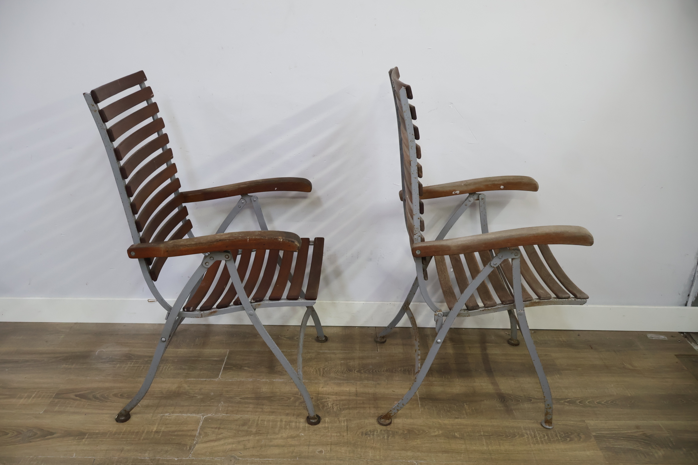 Set van 2 houten tuinstoelen met metalen frame – foto 4 – kavel bij GSD Auctions, Zoeterwoude