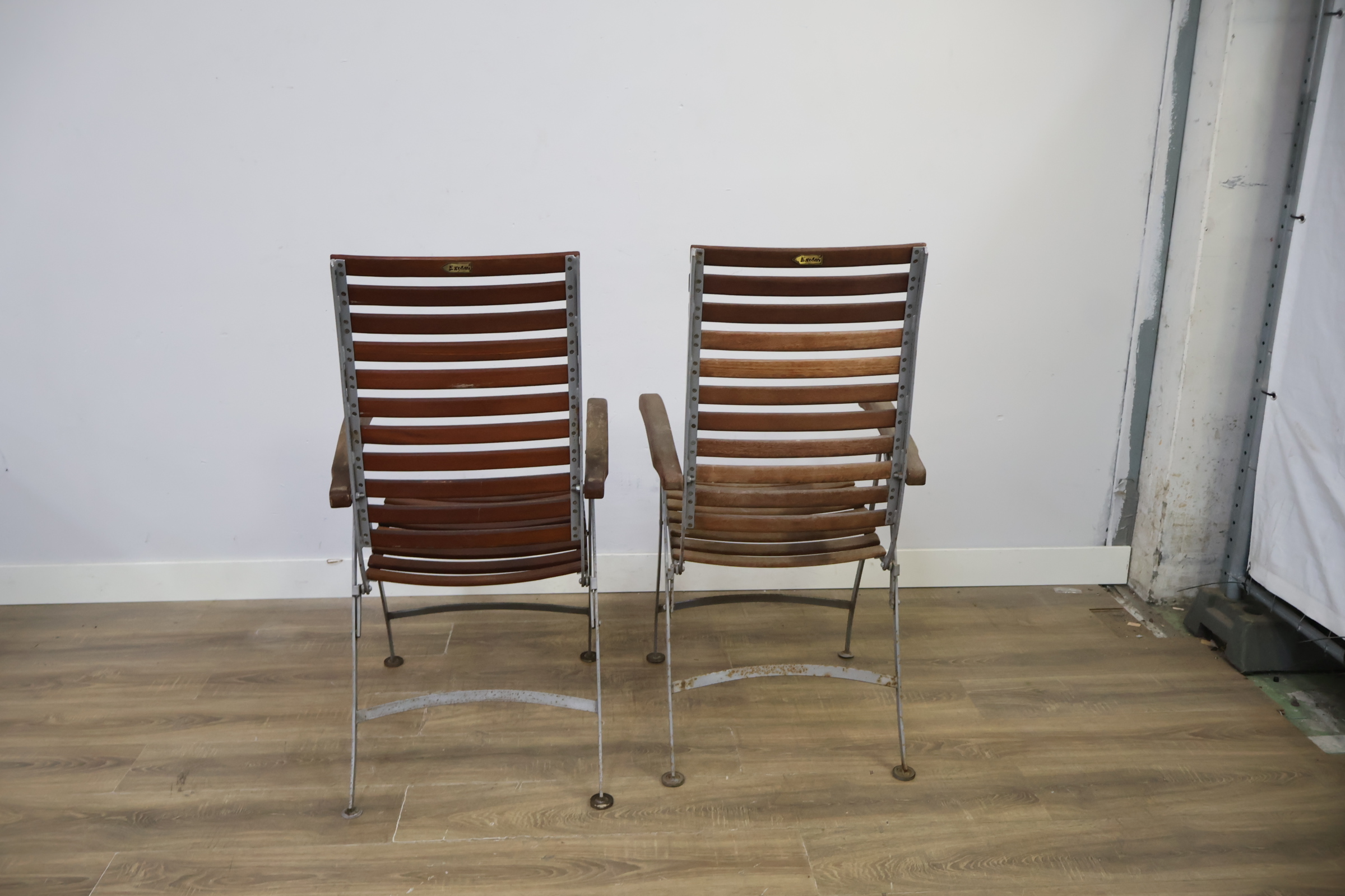 Set van 2 houten tuinstoelen met metalen frame – foto 5 – kavel bij GSD Auctions, Zoeterwoude
