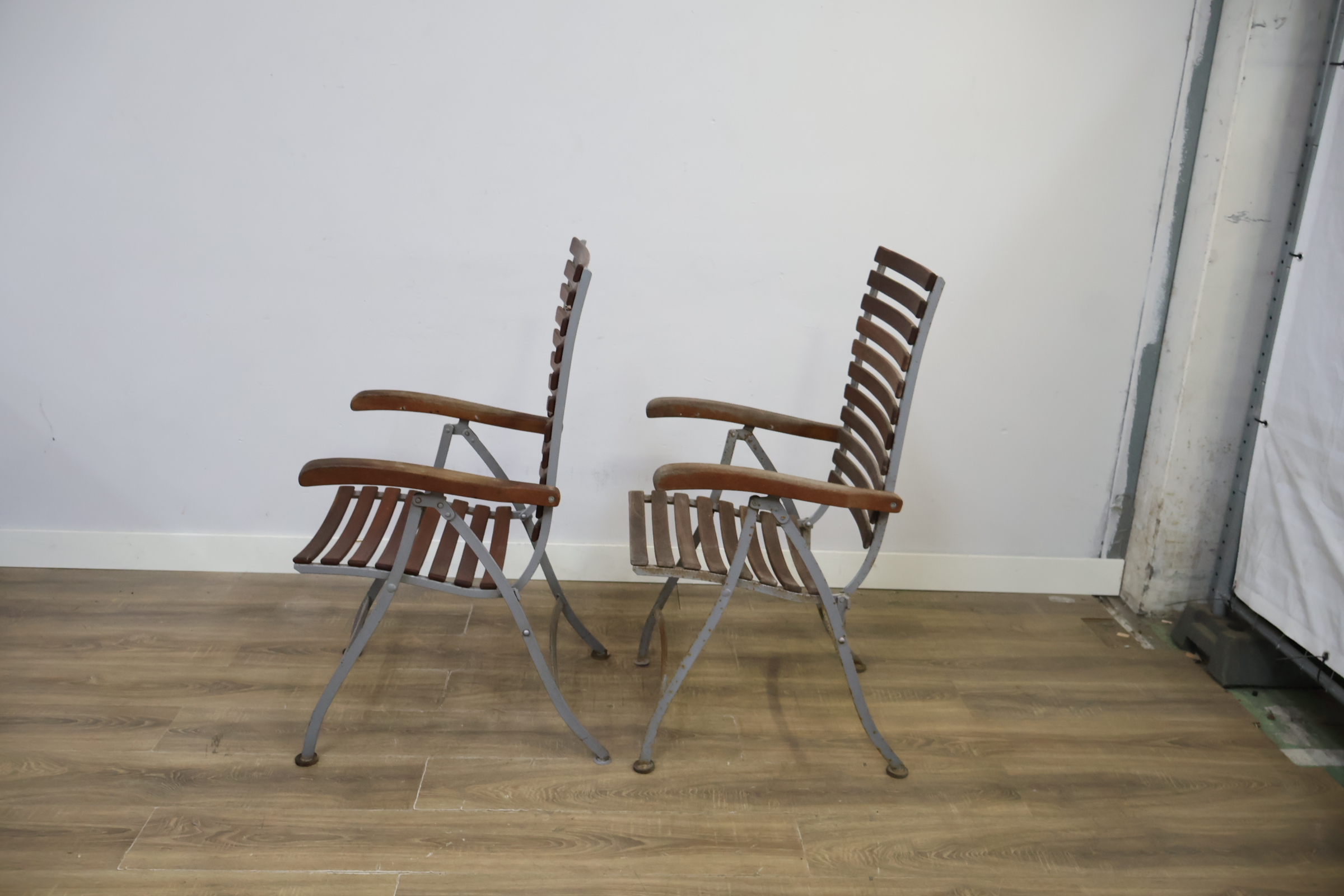Set van 2 houten tuinstoelen met metalen frame – foto 8 – kavel bij GSD Auctions, Zoeterwoude