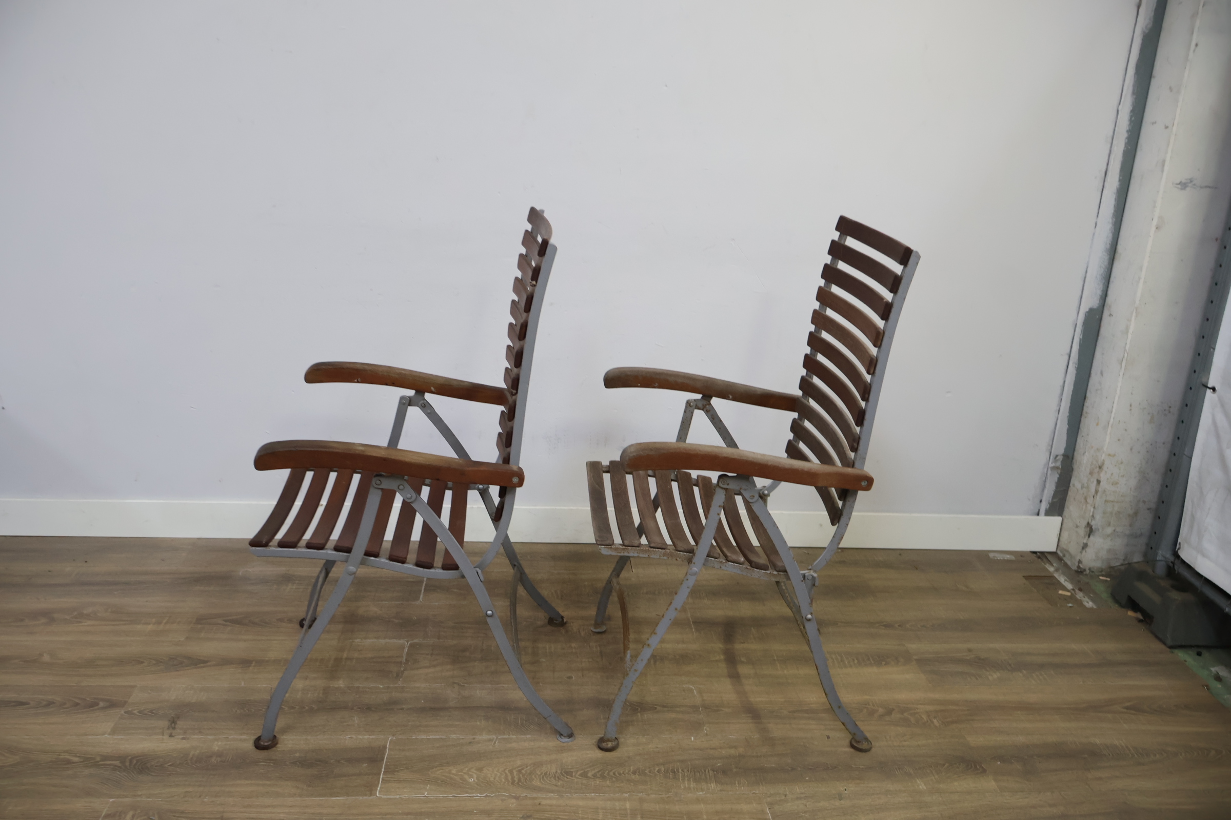 Set van 2 houten tuinstoelen met metalen frame – foto 9 – kavel bij GSD Auctions, Zoeterwoude