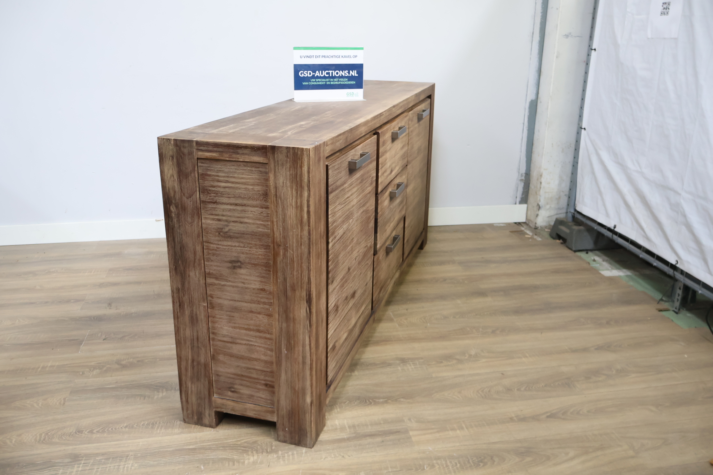 Houten dressoir met laden en deuren – kavel bij GSD Auctions, Zoeterwoude