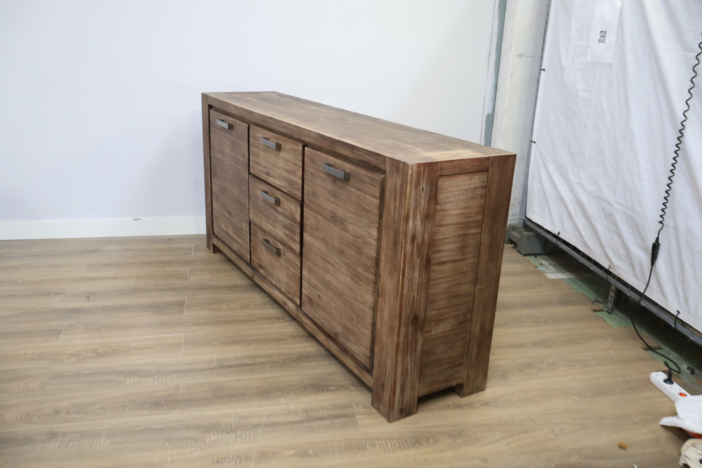 Houten dressoir met laden en deuren – foto 10 – kavel bij GSD Auctions, Zoeterwoude