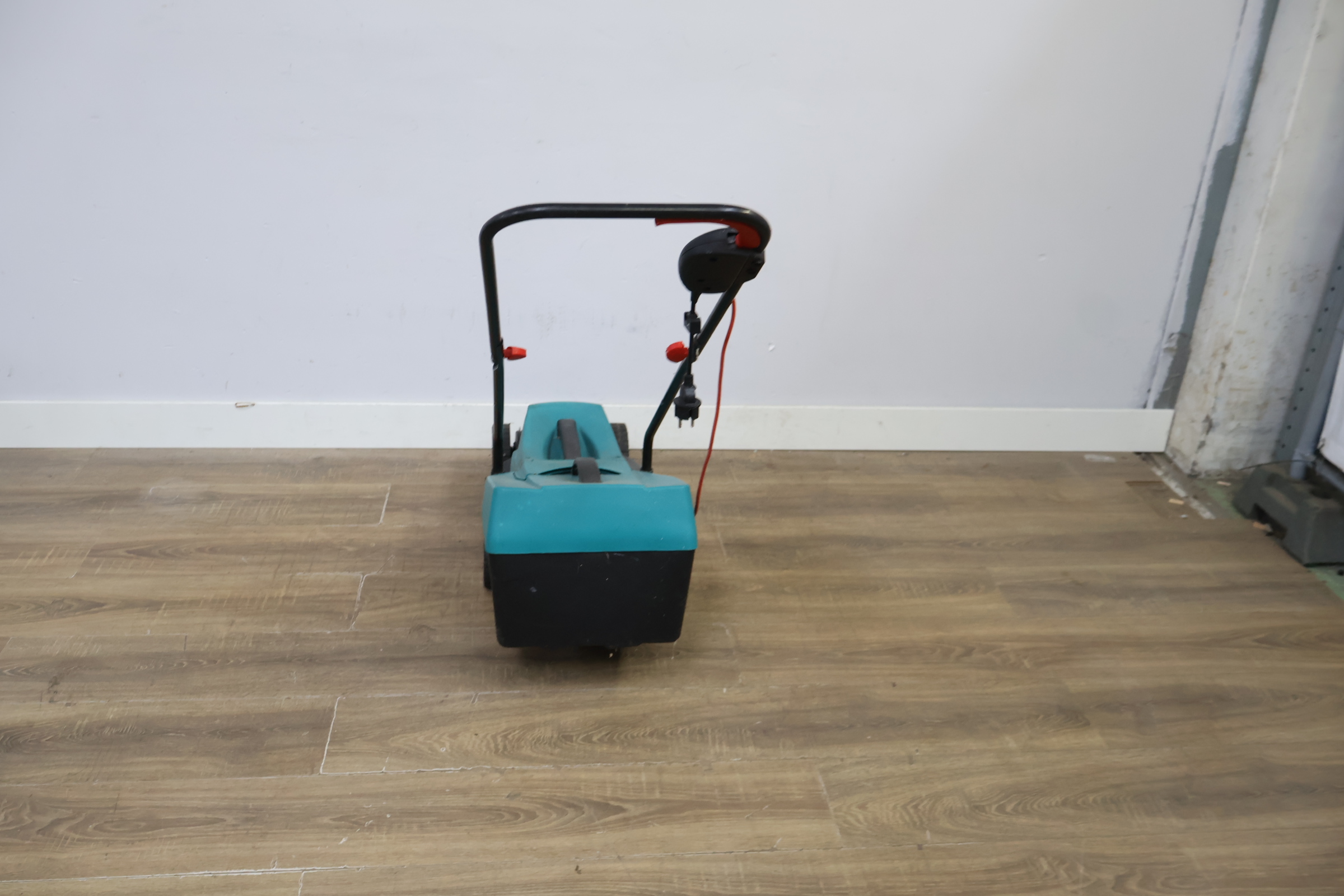 Bosch elektrische grasmaaier – foto 6 – kavel bij GSD Auctions, Zoeterwoude