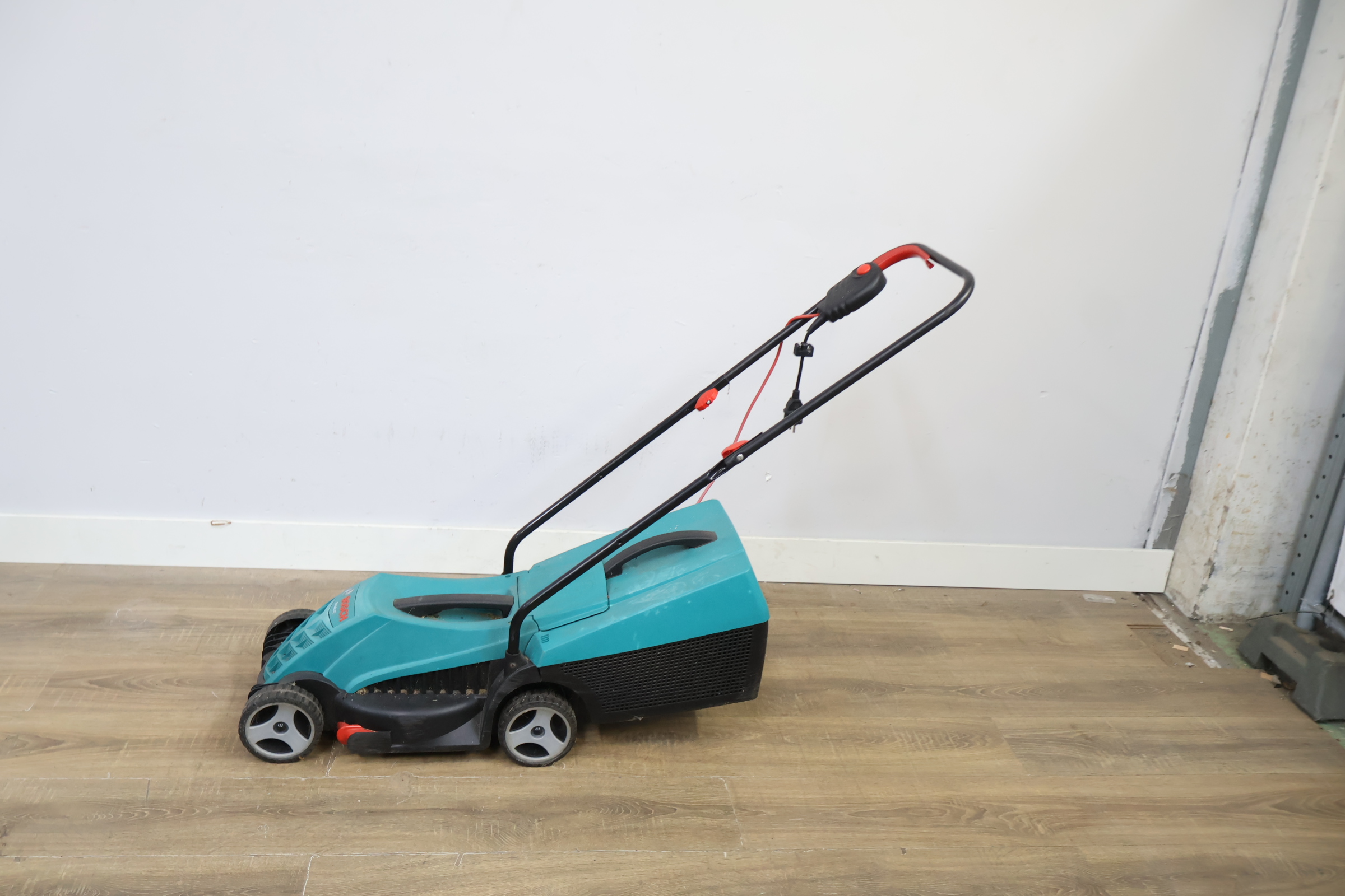 Bosch elektrische grasmaaier – foto 8 – kavel bij GSD Auctions, Zoeterwoude