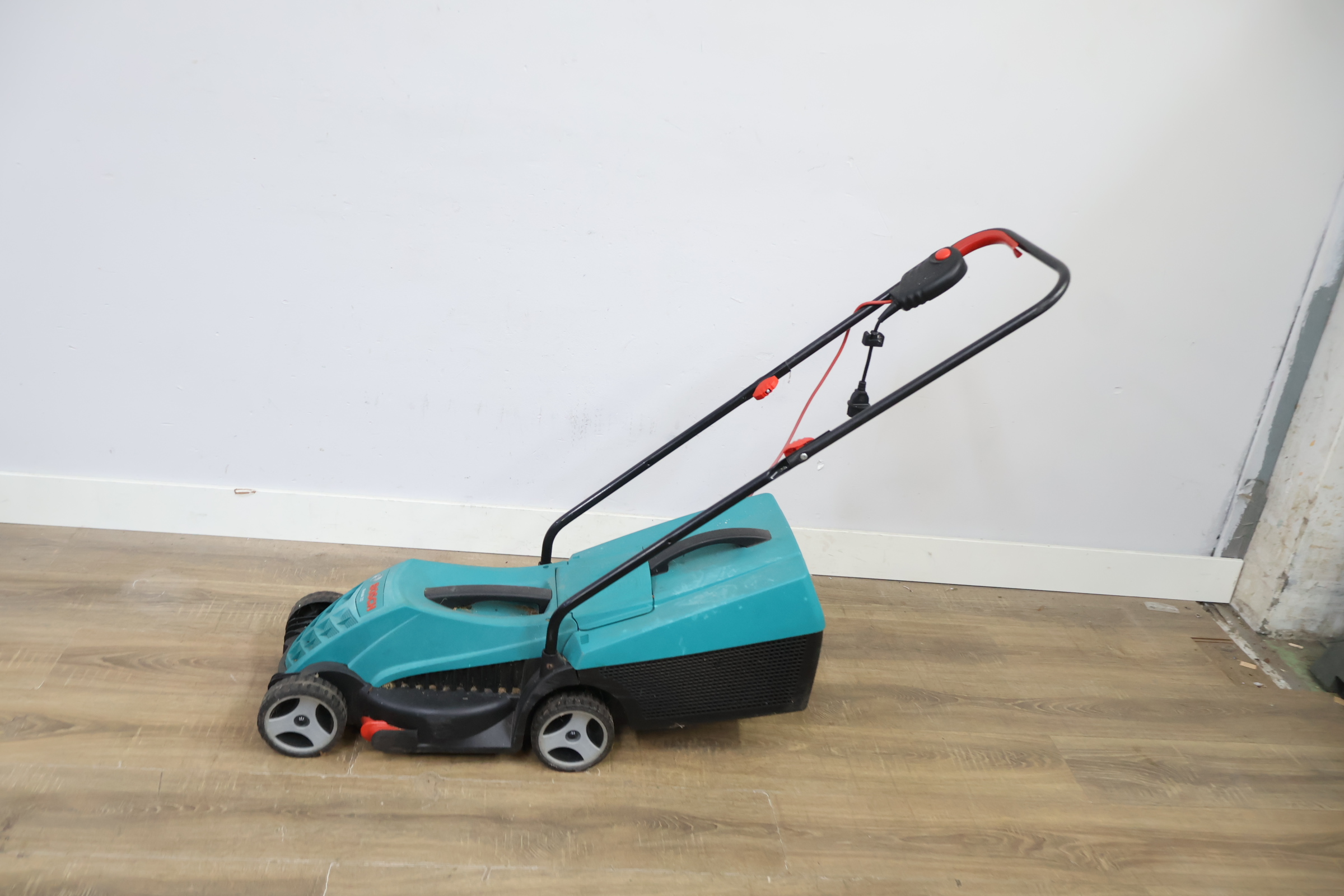 Bosch elektrische grasmaaier – foto 9 – kavel bij GSD Auctions, Zoeterwoude