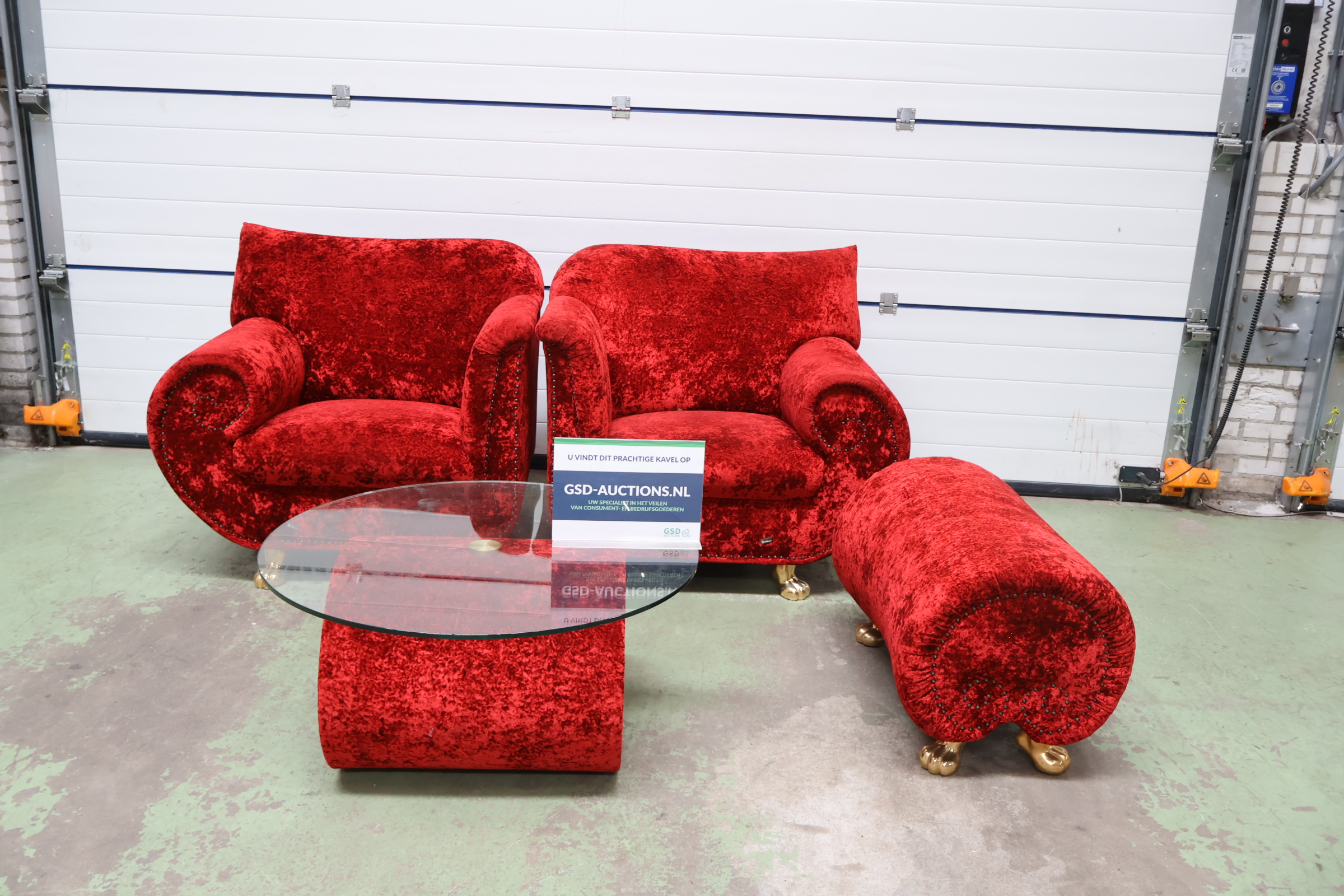 Rood fluwelen salonset met glazen salontafel en poef – kavel bij GSD Auctions, Zoeterwoude