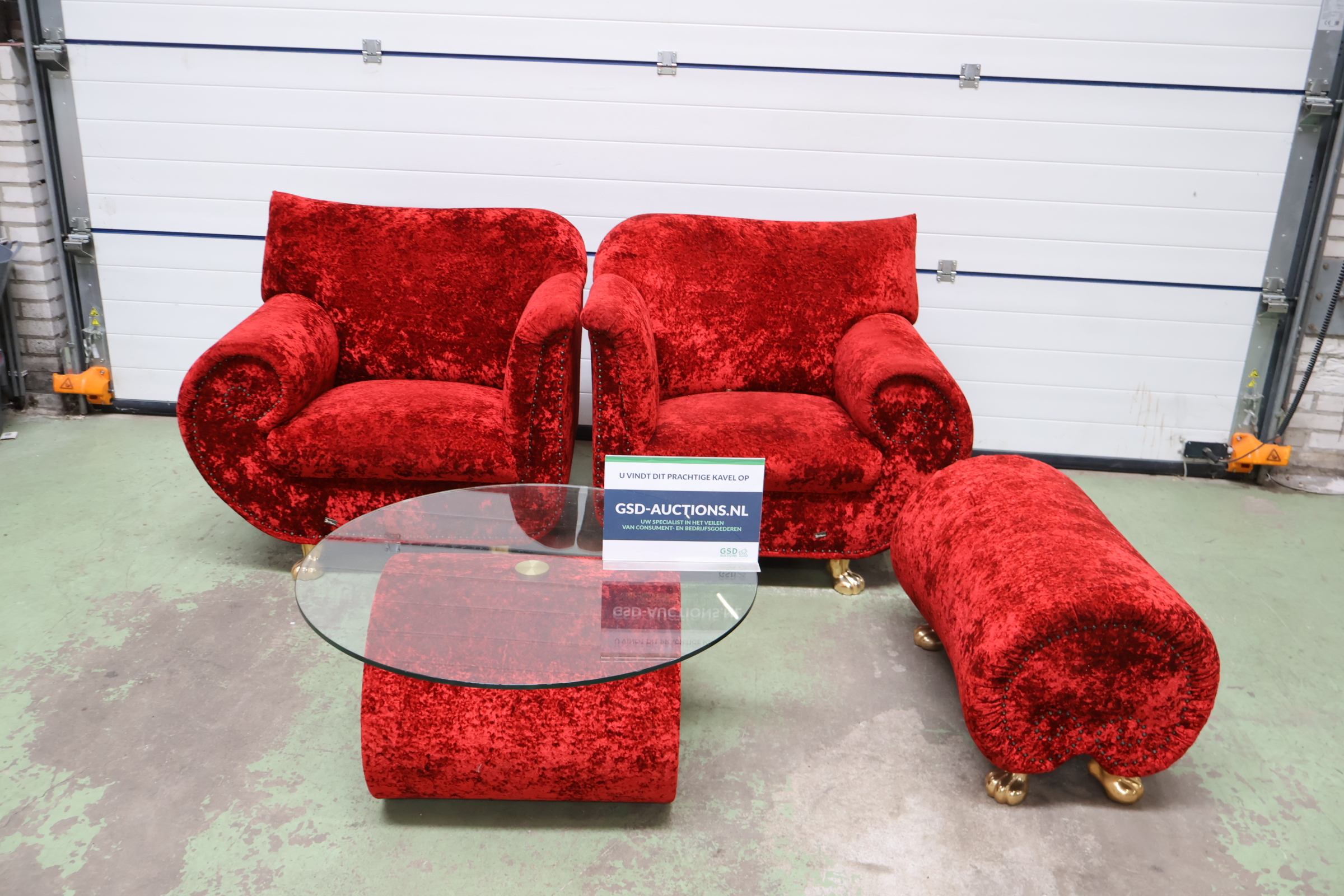 Rood fluwelen salonset met glazen salontafel en poef – foto 2 – kavel bij GSD Auctions, Zoeterwoude