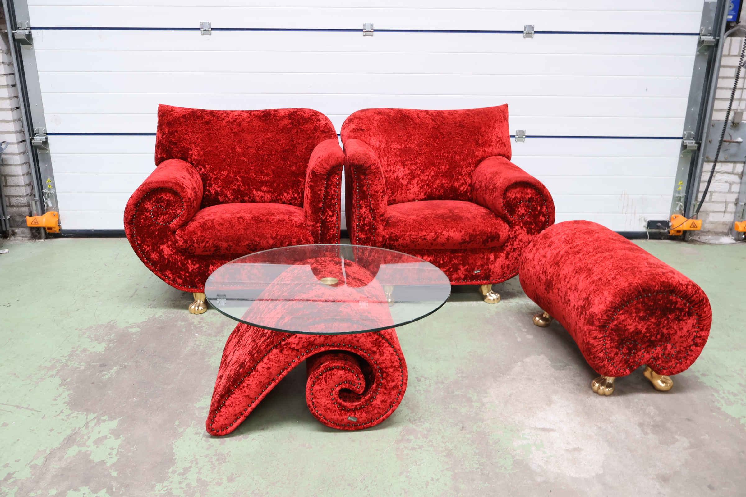 Rood fluwelen salonset met glazen salontafel en poef – foto 3 – kavel bij GSD Auctions, Zoeterwoude