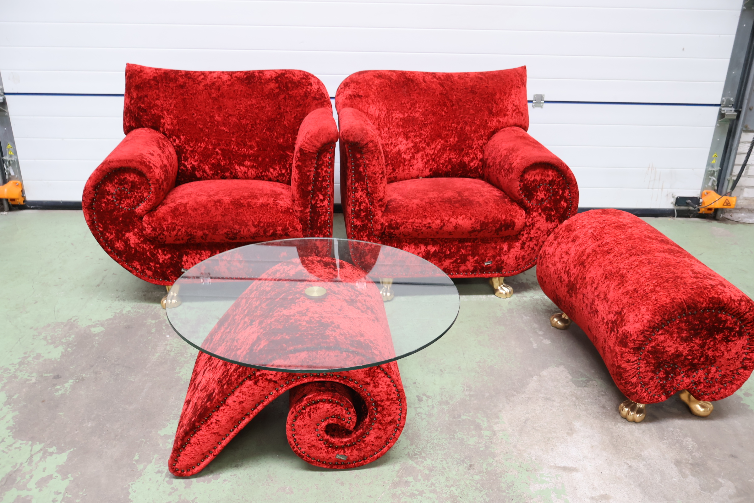 Rood fluwelen salonset met glazen salontafel en poef – foto 4 – kavel bij GSD Auctions, Zoeterwoude
